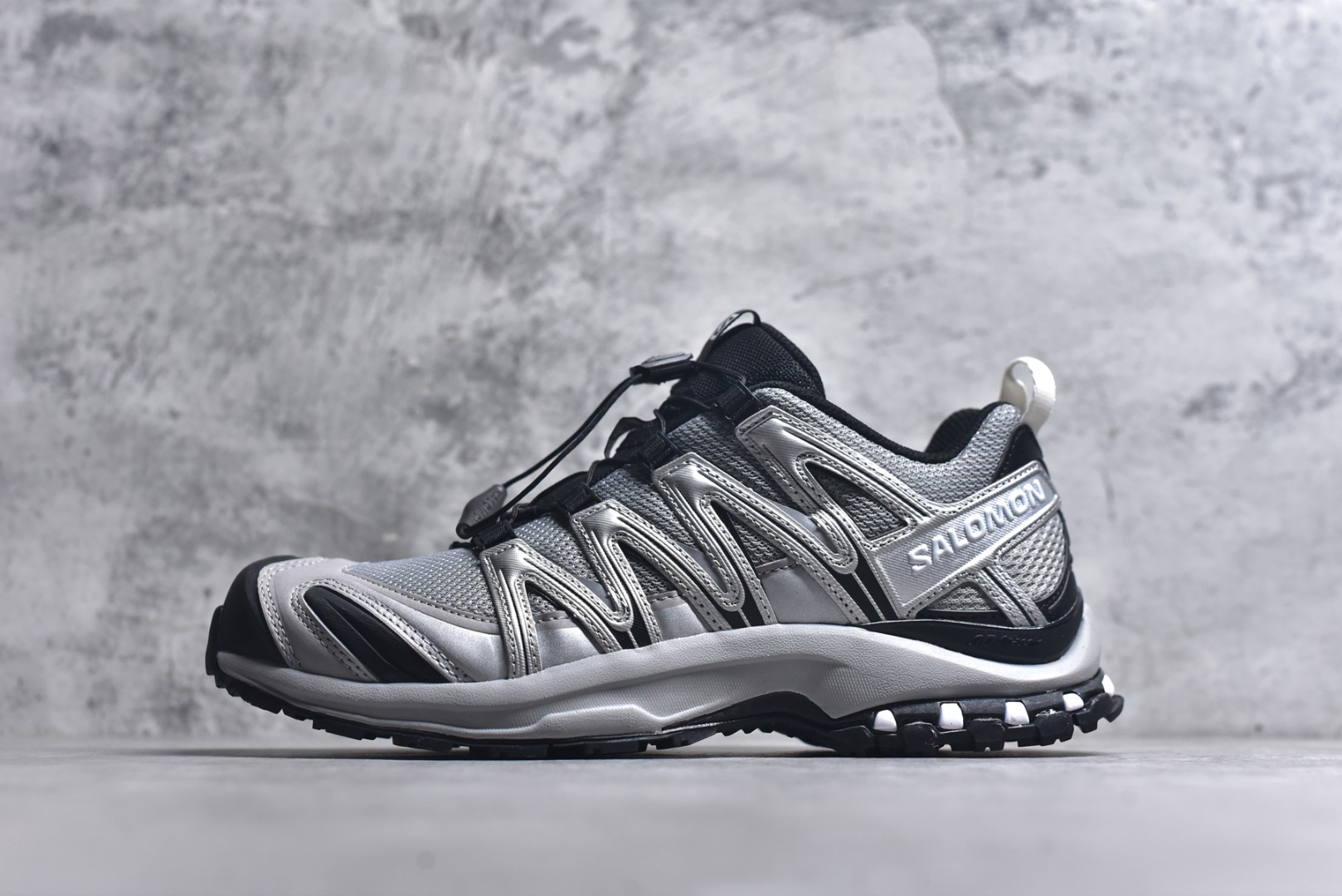 #Salomon XA PRO 3D 萨洛蒙户外越野跑鞋 鞋面采用SENSIFIT贴合技术 全方位贴合包裹脚型 鞋跟部鞋底牵引设计 提供强大的抓地性能 更适应野外崎岖不平的道路 其3D ADVANCED CHASSIS底盘 材料轻量大化 钉齿设计更具稳定性、防护性 鞋底易磨损区运用CONTAGRIP高耐磨材料 应对城市硬质路面长距离跑考验 尺码：36-45-选品中心