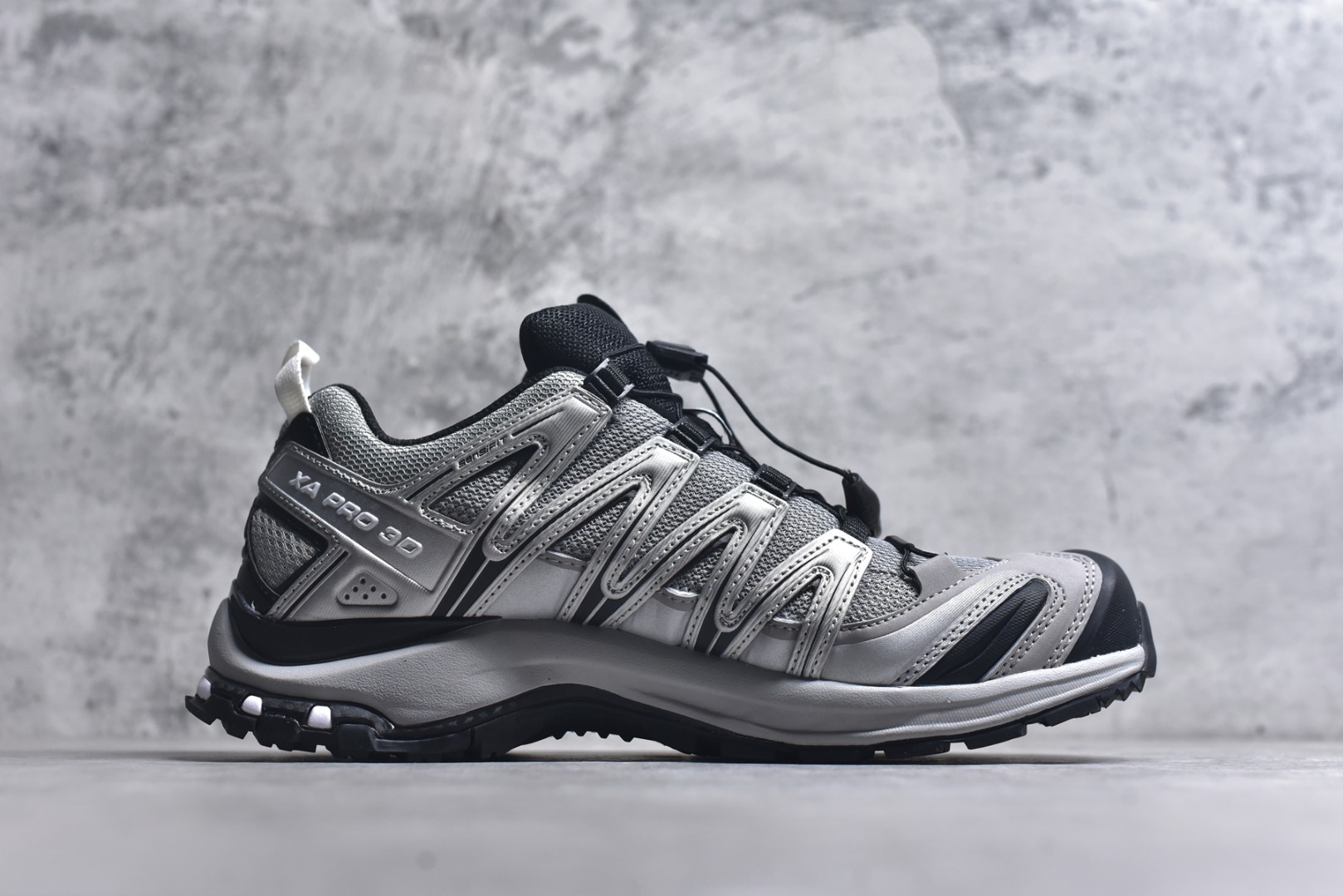 图片[3]-#Salomon XA PRO 3D 萨洛蒙户外越野跑鞋 鞋面采用SENSIFIT贴合技术 全方位贴合包裹脚型 鞋跟部鞋底牵引设计 提供强大的抓地性能 更适应野外崎岖不平的道路 其3D ADVANCED CHASSIS底盘 材料轻量大化 钉齿设计更具稳定性、防护性 鞋底易磨损区运用CONTAGRIP高耐磨材料 应对城市硬质路面长距离跑考验 尺码：36-45-选品中心