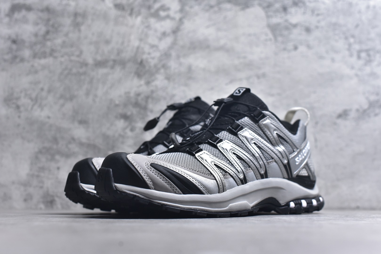 图片[2]-#Salomon XA PRO 3D 萨洛蒙户外越野跑鞋 鞋面采用SENSIFIT贴合技术 全方位贴合包裹脚型 鞋跟部鞋底牵引设计 提供强大的抓地性能 更适应野外崎岖不平的道路 其3D ADVANCED CHASSIS底盘 材料轻量大化 钉齿设计更具稳定性、防护性 鞋底易磨损区运用CONTAGRIP高耐磨材料 应对城市硬质路面长距离跑考验 尺码：36-45-选品中心