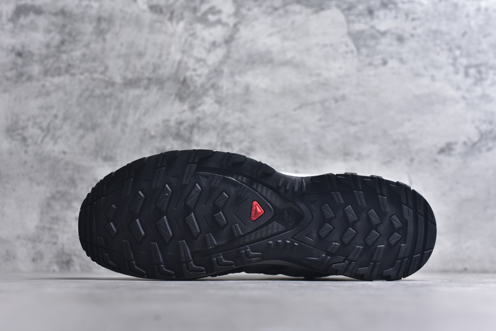 图片[6]-#Salomon XA PRO 3D 萨洛蒙户外越野跑鞋 鞋面采用SENSIFIT贴合技术 全方位贴合包裹脚型 鞋跟部鞋底牵引设计 提供强大的抓地性能 更适应野外崎岖不平的道路 其3D ADVANCED CHASSIS底盘 材料轻量大化 钉齿设计更具稳定性、防护性 鞋底易磨损区运用CONTAGRIP高耐磨材料 应对城市硬质路面长距离跑考验 尺码：36-45-选品中心