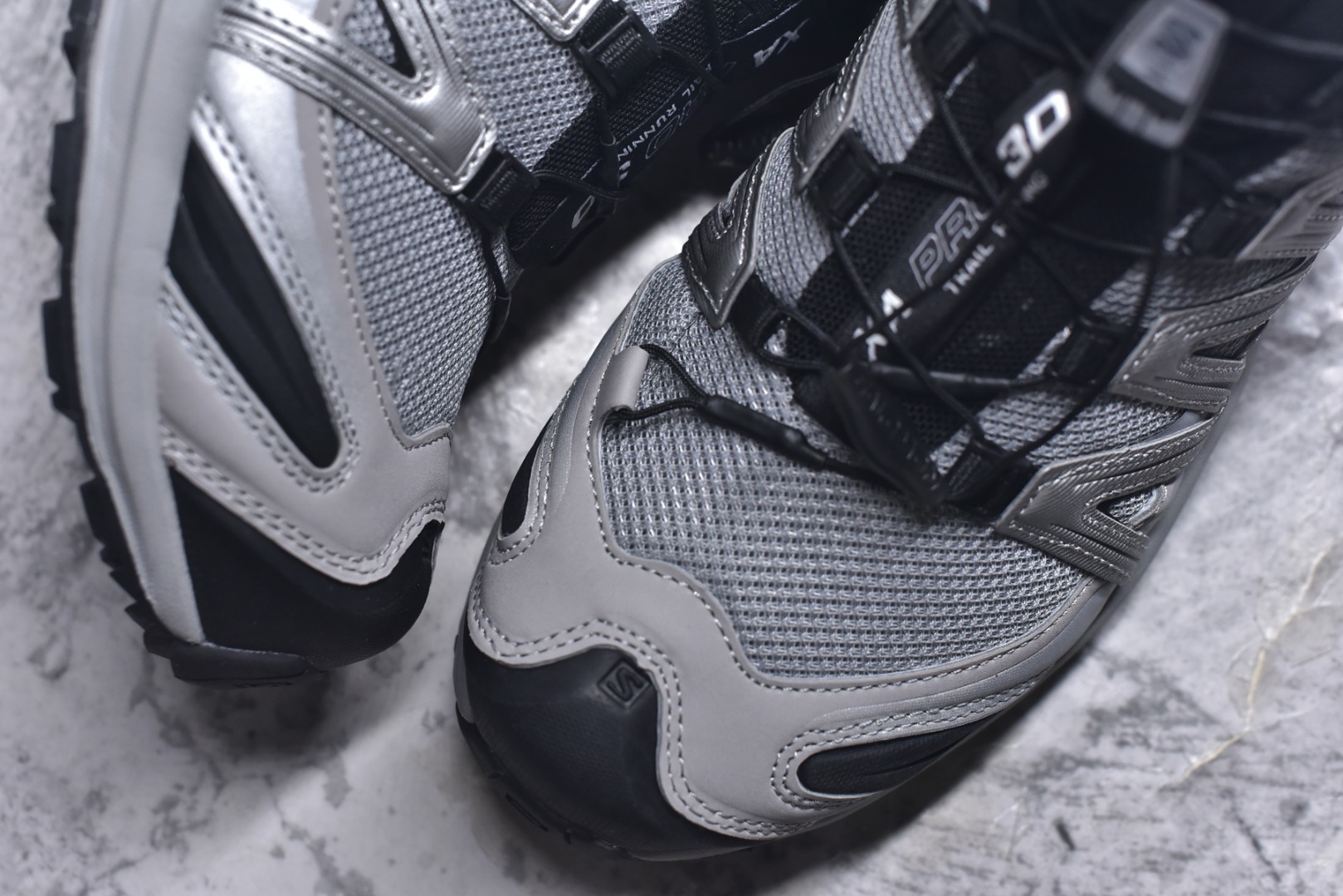 图片[8]-#Salomon XA PRO 3D 萨洛蒙户外越野跑鞋 鞋面采用SENSIFIT贴合技术 全方位贴合包裹脚型 鞋跟部鞋底牵引设计 提供强大的抓地性能 更适应野外崎岖不平的道路 其3D ADVANCED CHASSIS底盘 材料轻量大化 钉齿设计更具稳定性、防护性 鞋底易磨损区运用CONTAGRIP高耐磨材料 应对城市硬质路面长距离跑考验 尺码：36-45-选品中心