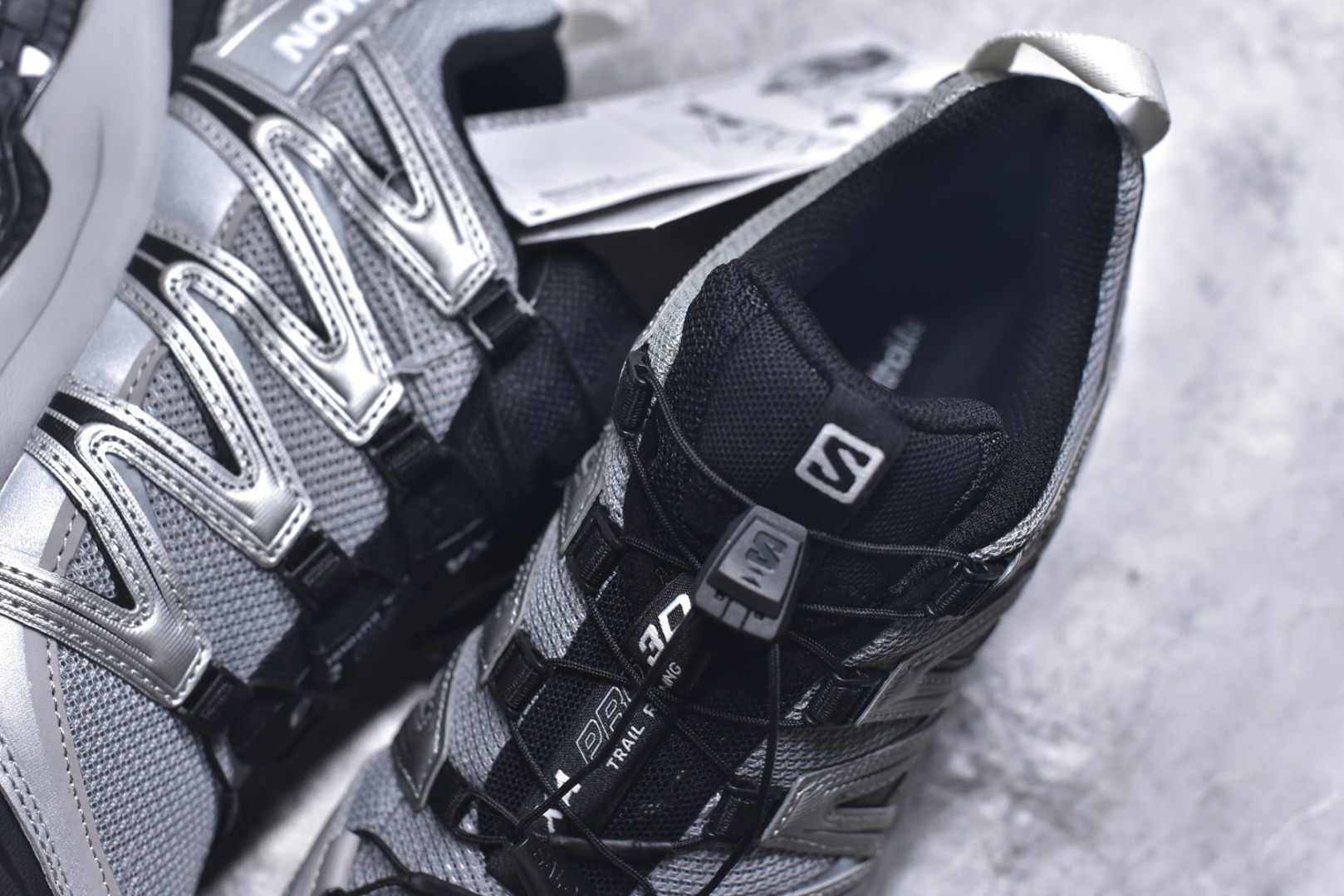 图片[9]-#Salomon XA PRO 3D 萨洛蒙户外越野跑鞋 鞋面采用SENSIFIT贴合技术 全方位贴合包裹脚型 鞋跟部鞋底牵引设计 提供强大的抓地性能 更适应野外崎岖不平的道路 其3D ADVANCED CHASSIS底盘 材料轻量大化 钉齿设计更具稳定性、防护性 鞋底易磨损区运用CONTAGRIP高耐磨材料 应对城市硬质路面长距离跑考验 尺码：36-45-选品中心