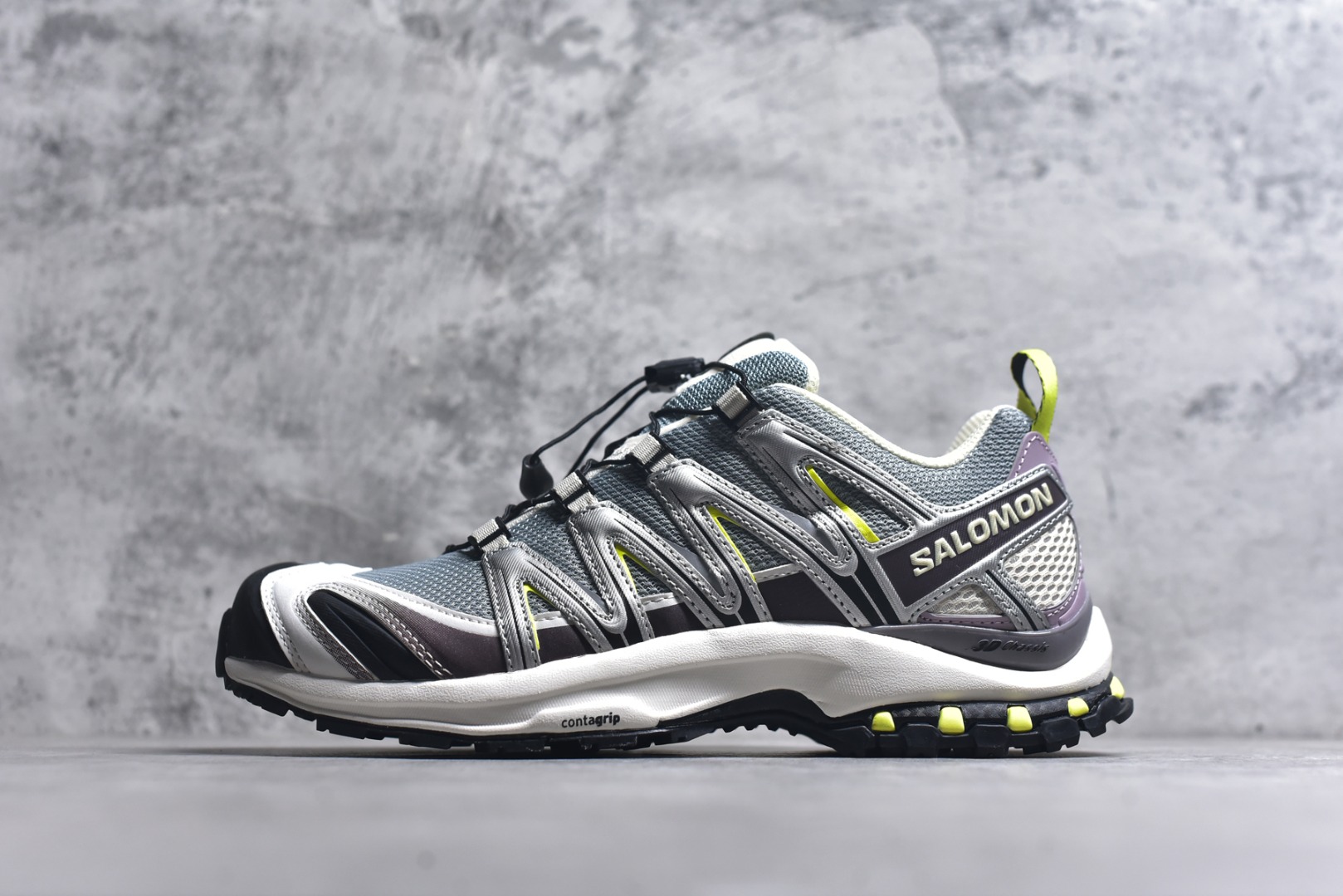 #Salomon XA PRO 3D 萨洛蒙户外越野跑鞋 鞋面采用SENSIFIT贴合技术 全方位贴合包裹脚型 鞋跟部鞋底牵引设计 提供强大的抓地性能 更适应野外崎岖不平的道路 其3D ADVANCED CHASSIS底盘 材料轻量大化 钉齿设计更具稳定性、防护性 鞋底易磨损区运用CONTAGRIP高耐磨材料 应对城市硬质路面长距离跑考验 尺码：36-45-选品中心