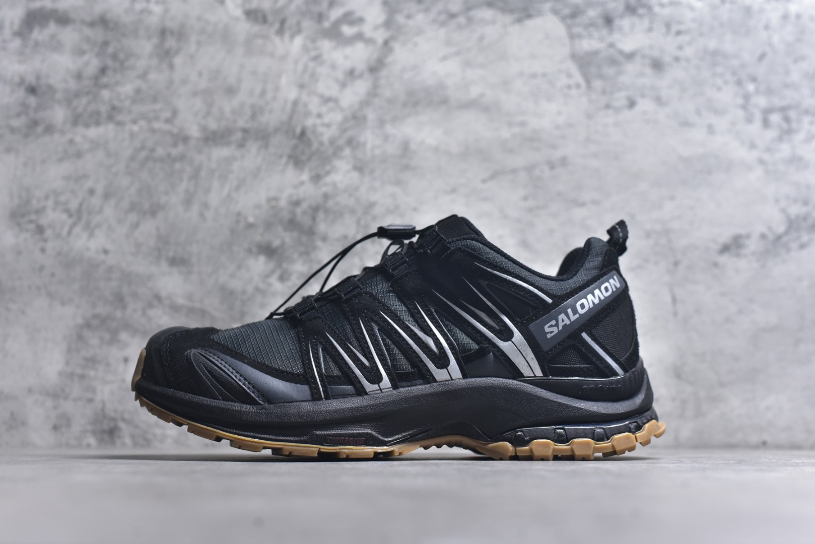 #Salomon XA PRO 3D 萨洛蒙户外越野跑鞋 鞋面采用SENSIFIT贴合技术 全方位贴合包裹脚型 鞋跟部鞋底牵引设计 提供强大的抓地性能 更适应野外崎岖不平的道路 其3D ADVANCED CHASSIS底盘 材料轻量大化 钉齿设计更具稳定性、防护性 鞋底易磨损区运用CONTAGRIP高耐磨材料 应对城市硬质路面长距离跑考验 尺码：36-45-选品中心