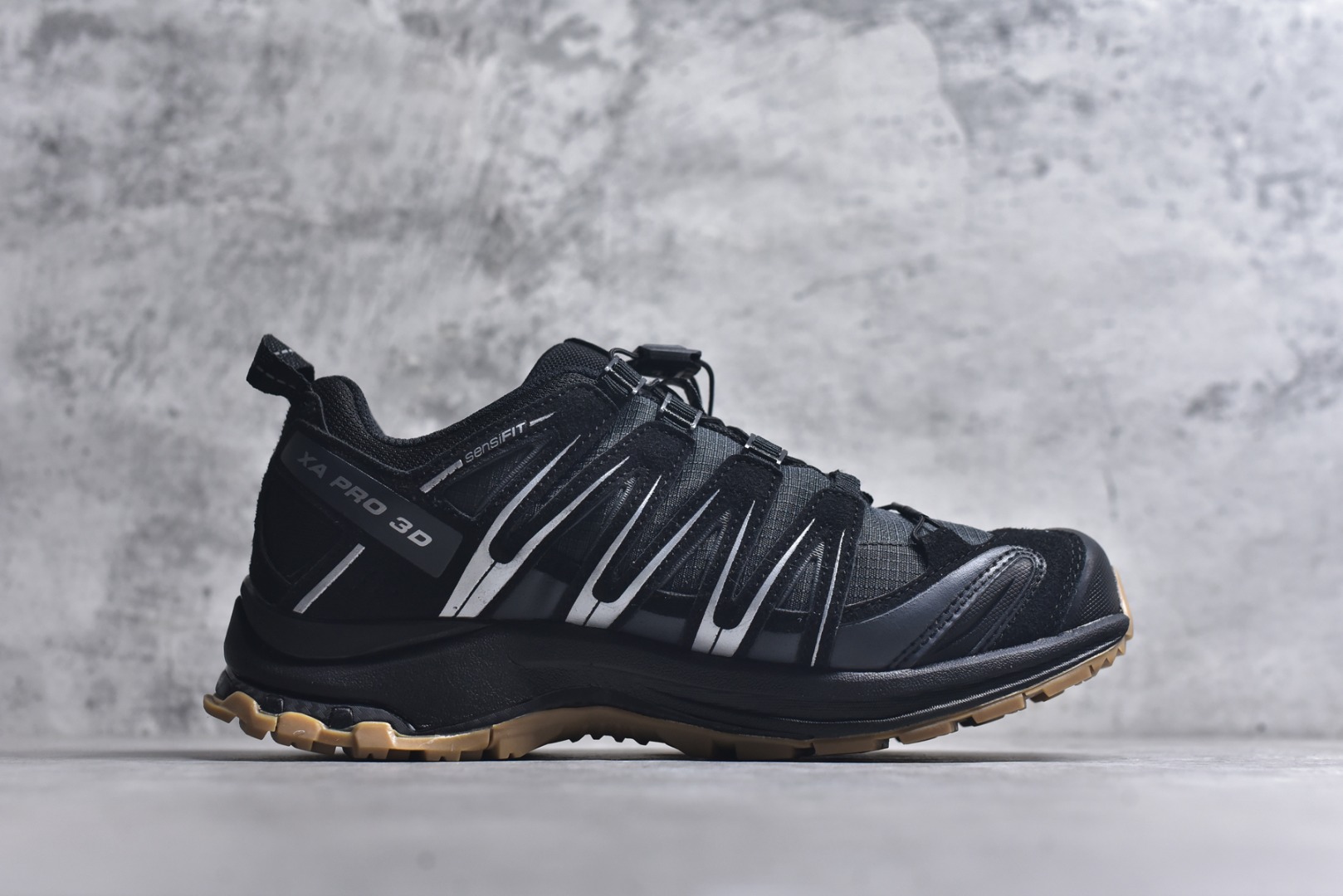 图片[3]-#Salomon XA PRO 3D 萨洛蒙户外越野跑鞋 鞋面采用SENSIFIT贴合技术 全方位贴合包裹脚型 鞋跟部鞋底牵引设计 提供强大的抓地性能 更适应野外崎岖不平的道路 其3D ADVANCED CHASSIS底盘 材料轻量大化 钉齿设计更具稳定性、防护性 鞋底易磨损区运用CONTAGRIP高耐磨材料 应对城市硬质路面长距离跑考验 尺码：36-45-选品中心