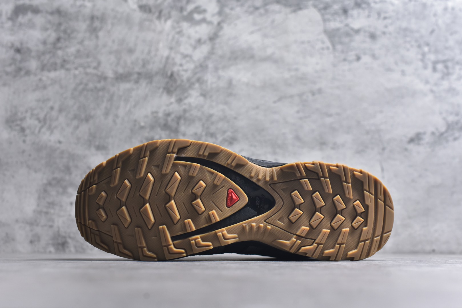 图片[6]-#Salomon XA PRO 3D 萨洛蒙户外越野跑鞋 鞋面采用SENSIFIT贴合技术 全方位贴合包裹脚型 鞋跟部鞋底牵引设计 提供强大的抓地性能 更适应野外崎岖不平的道路 其3D ADVANCED CHASSIS底盘 材料轻量大化 钉齿设计更具稳定性、防护性 鞋底易磨损区运用CONTAGRIP高耐磨材料 应对城市硬质路面长距离跑考验 尺码：36-45-选品中心