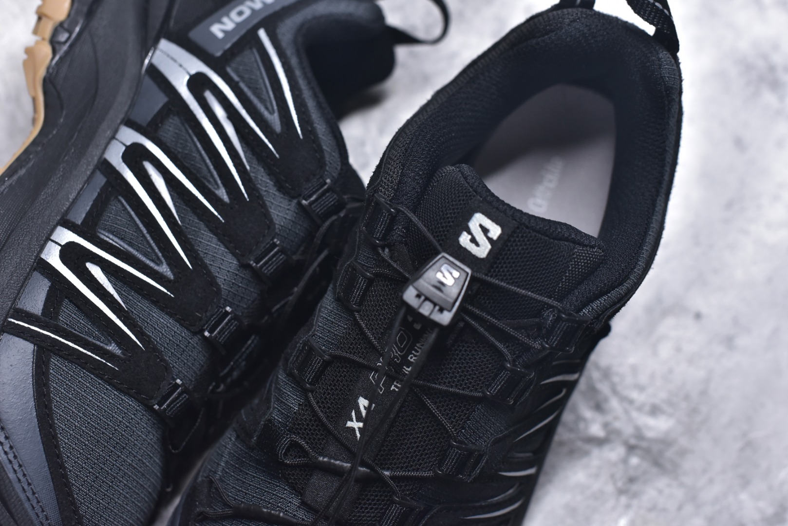 图片[9]-#Salomon XA PRO 3D 萨洛蒙户外越野跑鞋 鞋面采用SENSIFIT贴合技术 全方位贴合包裹脚型 鞋跟部鞋底牵引设计 提供强大的抓地性能 更适应野外崎岖不平的道路 其3D ADVANCED CHASSIS底盘 材料轻量大化 钉齿设计更具稳定性、防护性 鞋底易磨损区运用CONTAGRIP高耐磨材料 应对城市硬质路面长距离跑考验 尺码：36-45-选品中心