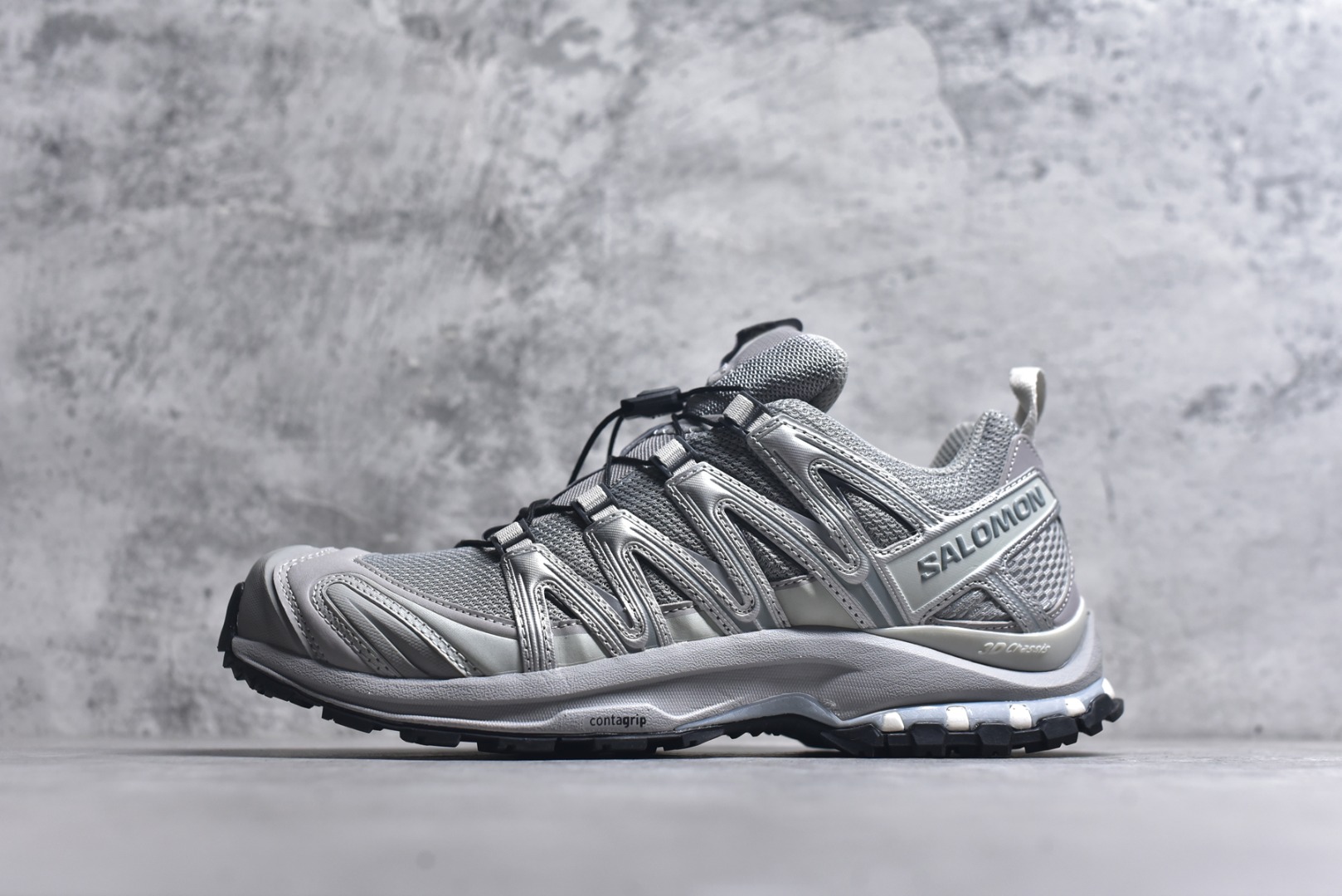 #Salomon XA PRO 3D 萨洛蒙户外越野跑鞋 鞋面采用SENSIFIT贴合技术 全方位贴合包裹脚型 鞋跟部鞋底牵引设计 提供强大的抓地性能 更适应野外崎岖不平的道路 其3D ADVANCED CHASSIS底盘 材料轻量大化 钉齿设计更具稳定性、防护性 鞋底易磨损区运用CONTAGRIP高耐磨材料 应对城市硬质路面长距离跑考验 尺码：36-45-选品中心