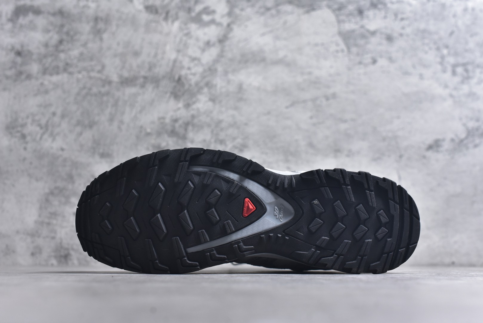 图片[6]-#Salomon XA PRO 3D 萨洛蒙户外越野跑鞋 鞋面采用SENSIFIT贴合技术 全方位贴合包裹脚型 鞋跟部鞋底牵引设计 提供强大的抓地性能 更适应野外崎岖不平的道路 其3D ADVANCED CHASSIS底盘 材料轻量大化 钉齿设计更具稳定性、防护性 鞋底易磨损区运用CONTAGRIP高耐磨材料 应对城市硬质路面长距离跑考验 尺码：36-45-选品中心