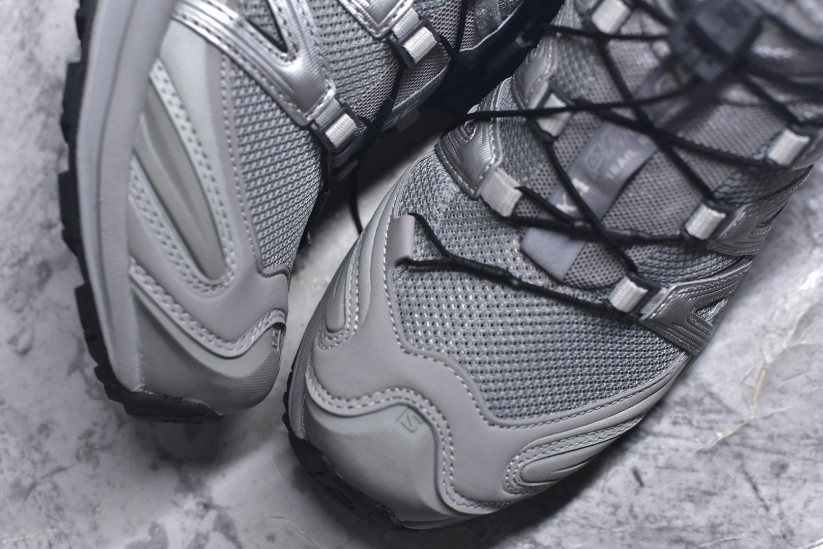 图片[8]-#Salomon XA PRO 3D 萨洛蒙户外越野跑鞋 鞋面采用SENSIFIT贴合技术 全方位贴合包裹脚型 鞋跟部鞋底牵引设计 提供强大的抓地性能 更适应野外崎岖不平的道路 其3D ADVANCED CHASSIS底盘 材料轻量大化 钉齿设计更具稳定性、防护性 鞋底易磨损区运用CONTAGRIP高耐磨材料 应对城市硬质路面长距离跑考验 尺码：36-45-选品中心