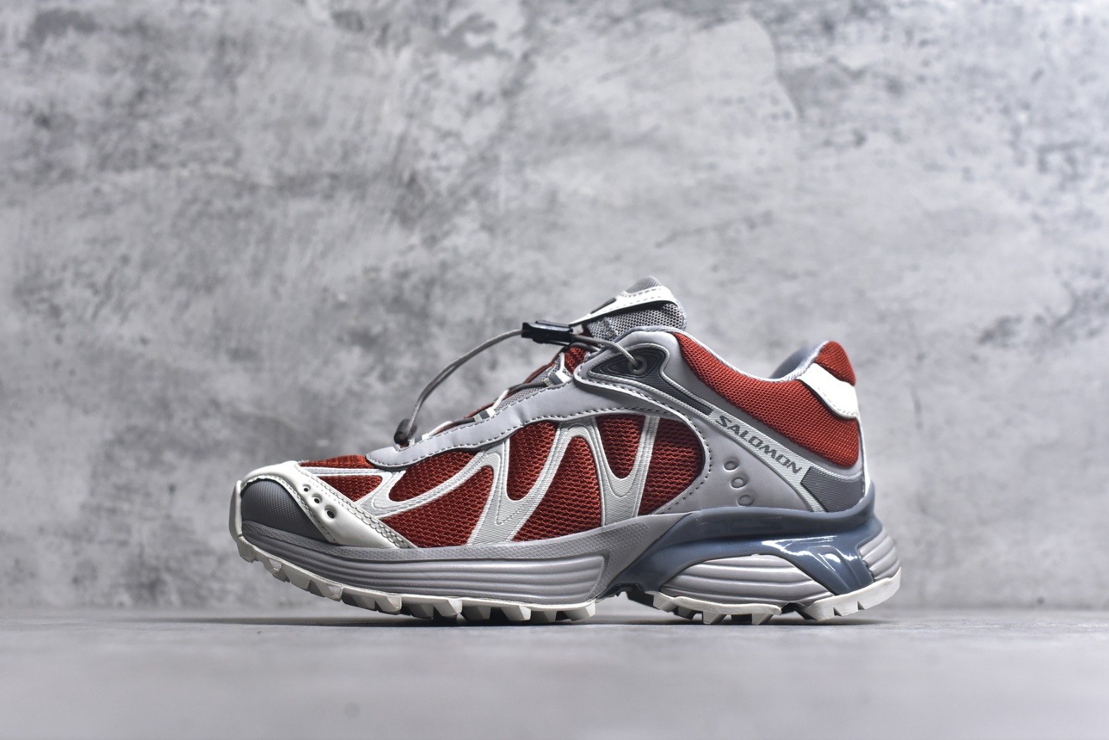 #Salomon XA PRO 3D 萨洛蒙户外越野跑鞋 鞋面采用SENSIFIT贴合技术 全方位贴合包裹脚型 鞋跟部鞋底牵引设计 提供强大的抓地性能 更适应野外崎岖不平的道路 其3D ADVANCED CHASSIS底盘 材料轻量大化 钉齿设计更具稳定性、防护性 鞋底易磨损区运用CONTAGRIP高耐磨材料 应对城市硬质路面长距离跑考验 尺码：36-45-选品中心
