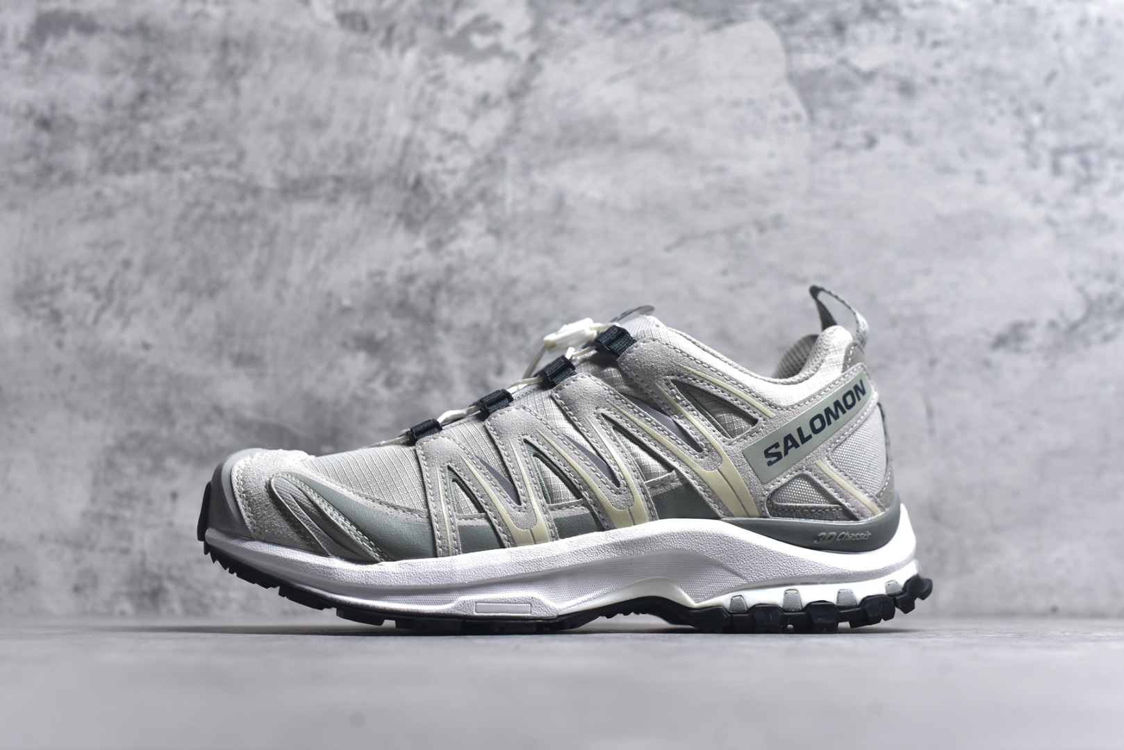 #Salomon XA PRO 3D 萨洛蒙户外越野跑鞋 鞋面采用SENSIFIT贴合技术 全方位贴合包裹脚型 鞋跟部鞋底牵引设计 提供强大的抓地性能 更适应野外崎岖不平的道路 其3D ADVANCED CHASSIS底盘 材料轻量大化 钉齿设计更具稳定性、防护性 鞋底易磨损区运用CONTAGRIP高耐磨材料 应对城市硬质路面长距离跑考验 尺码：36-45-选品中心