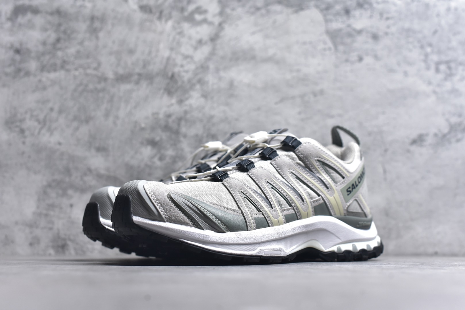 图片[2]-#Salomon XA PRO 3D 萨洛蒙户外越野跑鞋 鞋面采用SENSIFIT贴合技术 全方位贴合包裹脚型 鞋跟部鞋底牵引设计 提供强大的抓地性能 更适应野外崎岖不平的道路 其3D ADVANCED CHASSIS底盘 材料轻量大化 钉齿设计更具稳定性、防护性 鞋底易磨损区运用CONTAGRIP高耐磨材料 应对城市硬质路面长距离跑考验 尺码：36-45-选品中心