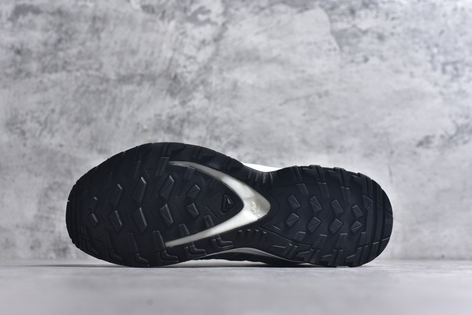 图片[6]-#Salomon XA PRO 3D 萨洛蒙户外越野跑鞋 鞋面采用SENSIFIT贴合技术 全方位贴合包裹脚型 鞋跟部鞋底牵引设计 提供强大的抓地性能 更适应野外崎岖不平的道路 其3D ADVANCED CHASSIS底盘 材料轻量大化 钉齿设计更具稳定性、防护性 鞋底易磨损区运用CONTAGRIP高耐磨材料 应对城市硬质路面长距离跑考验 尺码：36-45-选品中心