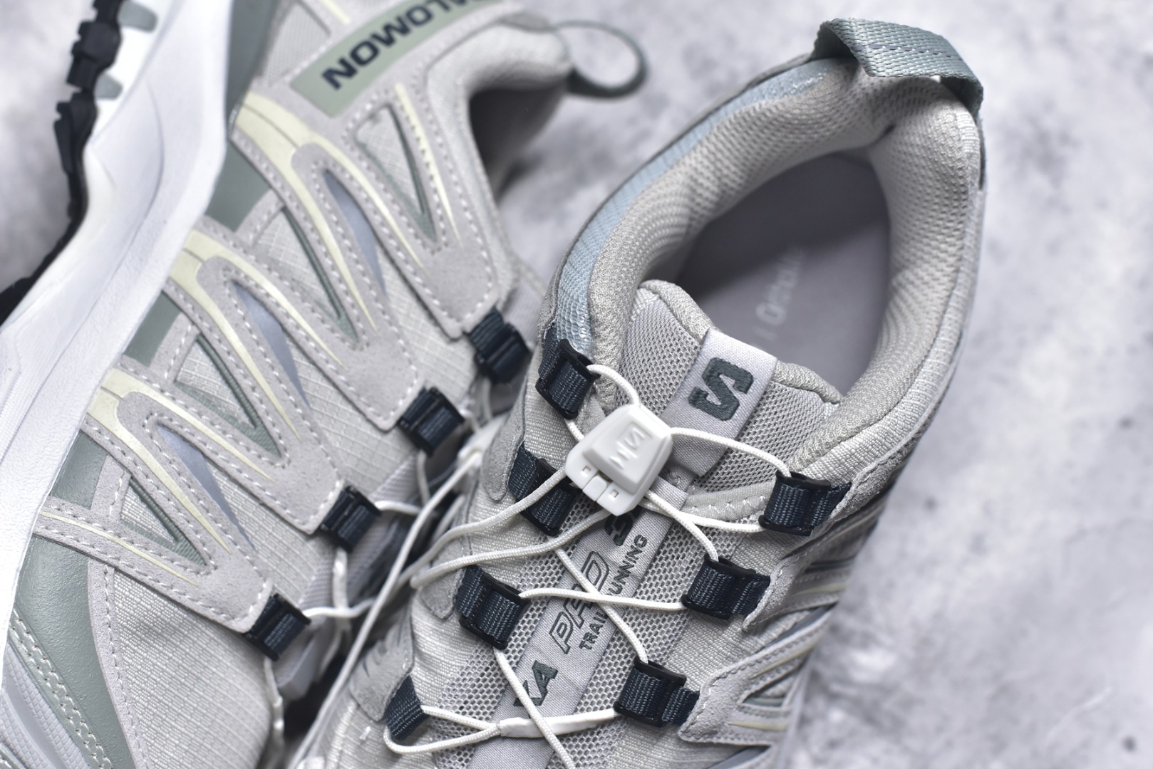 图片[9]-#Salomon XA PRO 3D 萨洛蒙户外越野跑鞋 鞋面采用SENSIFIT贴合技术 全方位贴合包裹脚型 鞋跟部鞋底牵引设计 提供强大的抓地性能 更适应野外崎岖不平的道路 其3D ADVANCED CHASSIS底盘 材料轻量大化 钉齿设计更具稳定性、防护性 鞋底易磨损区运用CONTAGRIP高耐磨材料 应对城市硬质路面长距离跑考验 尺码：36-45-选品中心