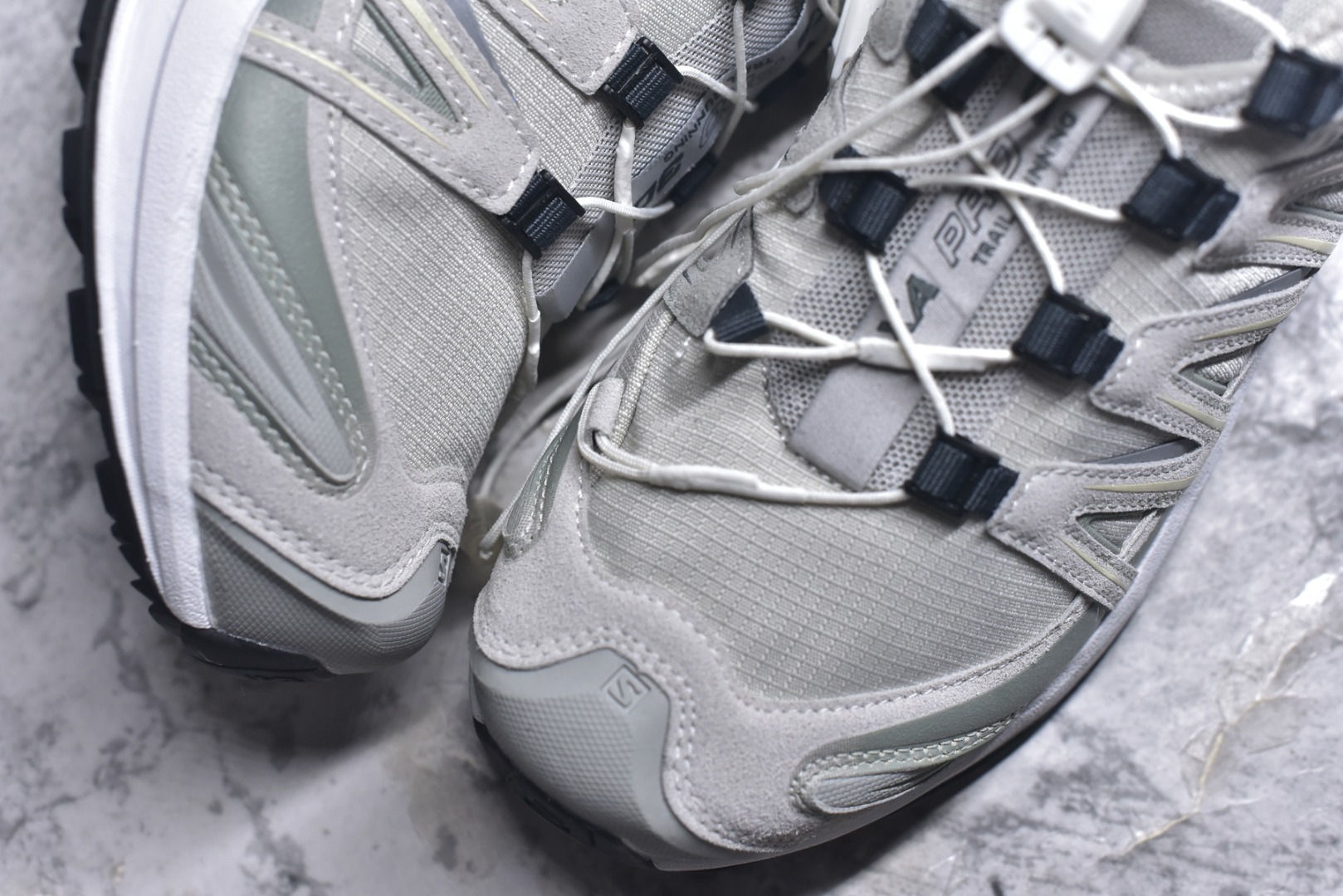 图片[8]-#Salomon XA PRO 3D 萨洛蒙户外越野跑鞋 鞋面采用SENSIFIT贴合技术 全方位贴合包裹脚型 鞋跟部鞋底牵引设计 提供强大的抓地性能 更适应野外崎岖不平的道路 其3D ADVANCED CHASSIS底盘 材料轻量大化 钉齿设计更具稳定性、防护性 鞋底易磨损区运用CONTAGRIP高耐磨材料 应对城市硬质路面长距离跑考验 尺码：36-45-选品中心