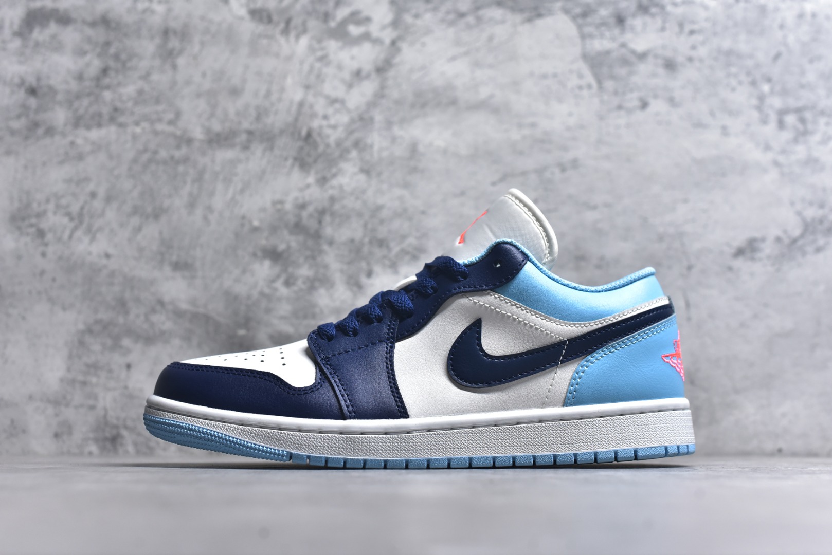 #Air Jordan AJ1 Low 低帮 553558-149 终端优势供应 市面中低帮最具代表性版本没有之一 口碑大厂出品 品控大底版型不断改良更新 全套原纸板楦头开发 确保原汁原味 完美呈现版型 完美零毛边处理 原厂内置全掌气垫 价格定位良心 平台专用代工流水线出品 一眼公司既视感 拿到手的一瞬间就与众不同 碾压市面所有版本 全部原鞋开发 每一个配色都会采购原鞋确认细节 打破市面看图做货无好货之说 尺码：35.5 36 36.5 37.5 38 38.5 39 40 40.5 41 42 42.5 43 44 44.5 45 46-选品中心