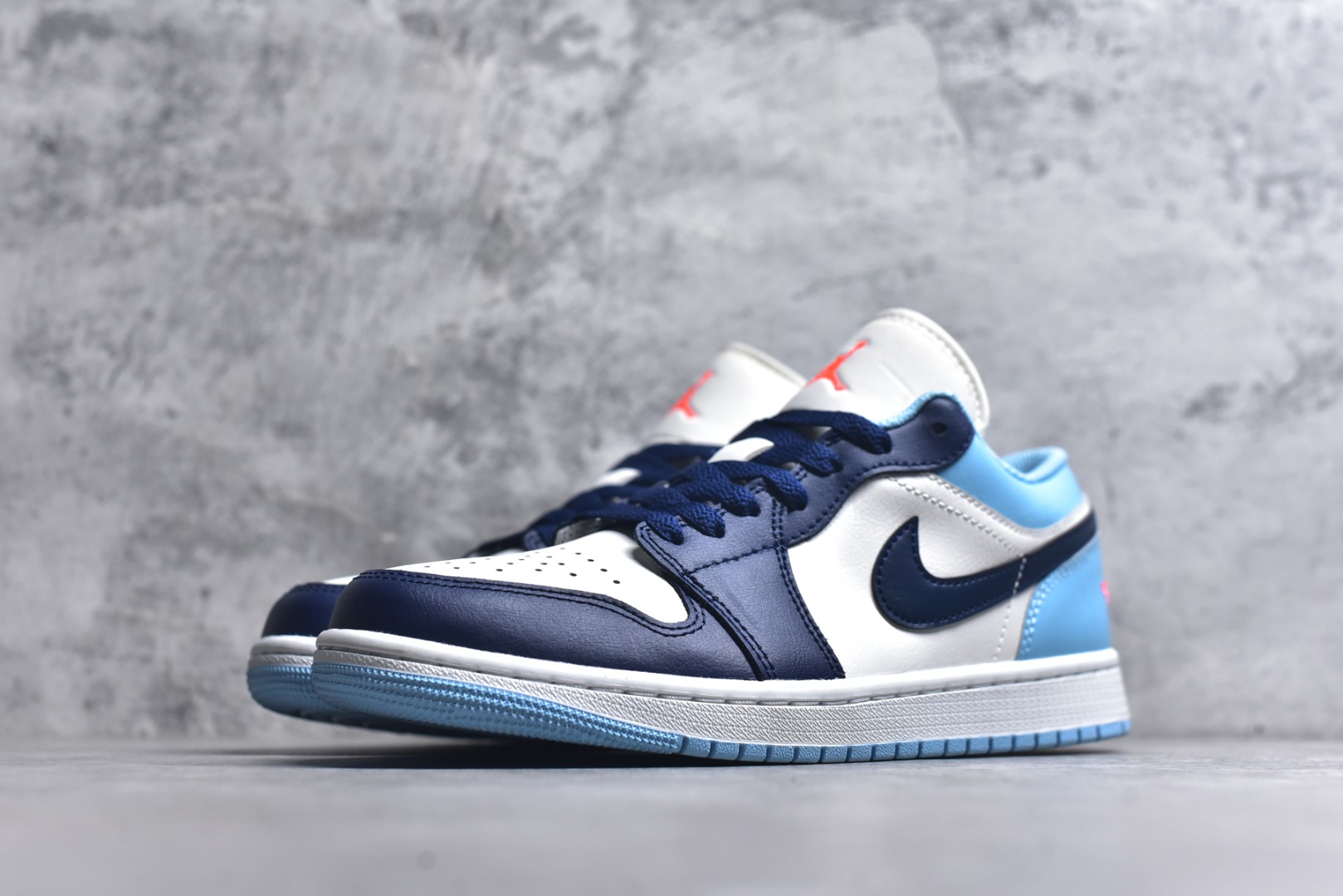 图片[2]-#Air Jordan AJ1 Low 低帮 553558-149 终端优势供应 市面中低帮最具代表性版本没有之一 口碑大厂出品 品控大底版型不断改良更新 全套原纸板楦头开发 确保原汁原味 完美呈现版型 完美零毛边处理 原厂内置全掌气垫 价格定位良心 平台专用代工流水线出品 一眼公司既视感 拿到手的一瞬间就与众不同 碾压市面所有版本 全部原鞋开发 每一个配色都会采购原鞋确认细节 打破市面看图做货无好货之说 尺码：35.5 36 36.5 37.5 38 38.5 39 40 40.5 41 42 42.5 43 44 44.5 45 46-选品中心