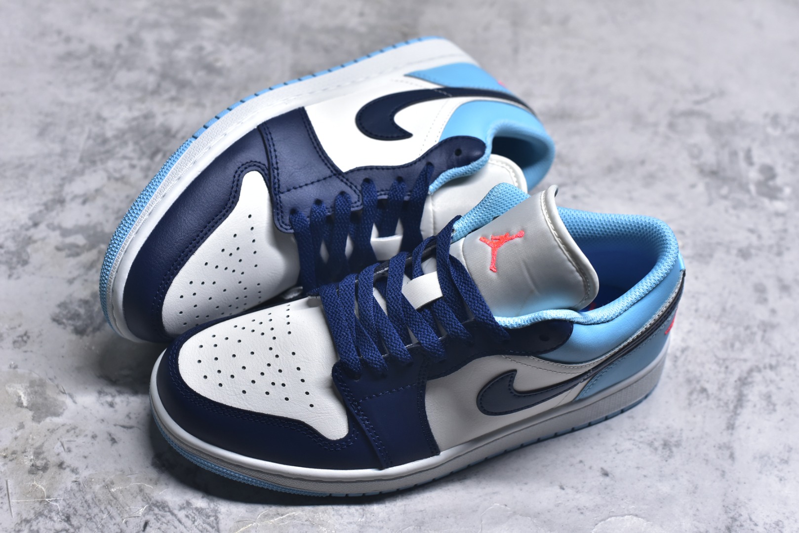 图片[7]-#Air Jordan AJ1 Low 低帮 553558-149 终端优势供应 市面中低帮最具代表性版本没有之一 口碑大厂出品 品控大底版型不断改良更新 全套原纸板楦头开发 确保原汁原味 完美呈现版型 完美零毛边处理 原厂内置全掌气垫 价格定位良心 平台专用代工流水线出品 一眼公司既视感 拿到手的一瞬间就与众不同 碾压市面所有版本 全部原鞋开发 每一个配色都会采购原鞋确认细节 打破市面看图做货无好货之说 尺码：35.5 36 36.5 37.5 38 38.5 39 40 40.5 41 42 42.5 43 44 44.5 45 46-选品中心