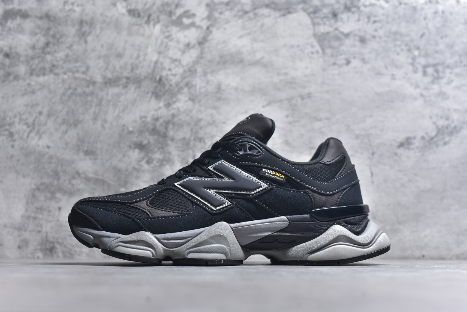 #New Balance NB9060系列 复古休闲运动慢跑鞋 U9060ORA #鞋款灵感源自设计师本人对夏日的怀日回忆。鞋面大身由空间双格及磨砂鞋面拼接而生，配以柔和、温暖的粉橘色调，夏日氛围拉满 #采用大面积网眼以及麂皮材质覆盖鞋身，还原经典气质。搭载ABZORB避震科技，由泡沫聚酯制成，上脚可以有效减少由鞋底反弹对身体及双腿的冲击力 尺码：36 37 37.5 38 38.5 39 40 40.5 41 42 42.5 43 44 45 46.5-选品中心