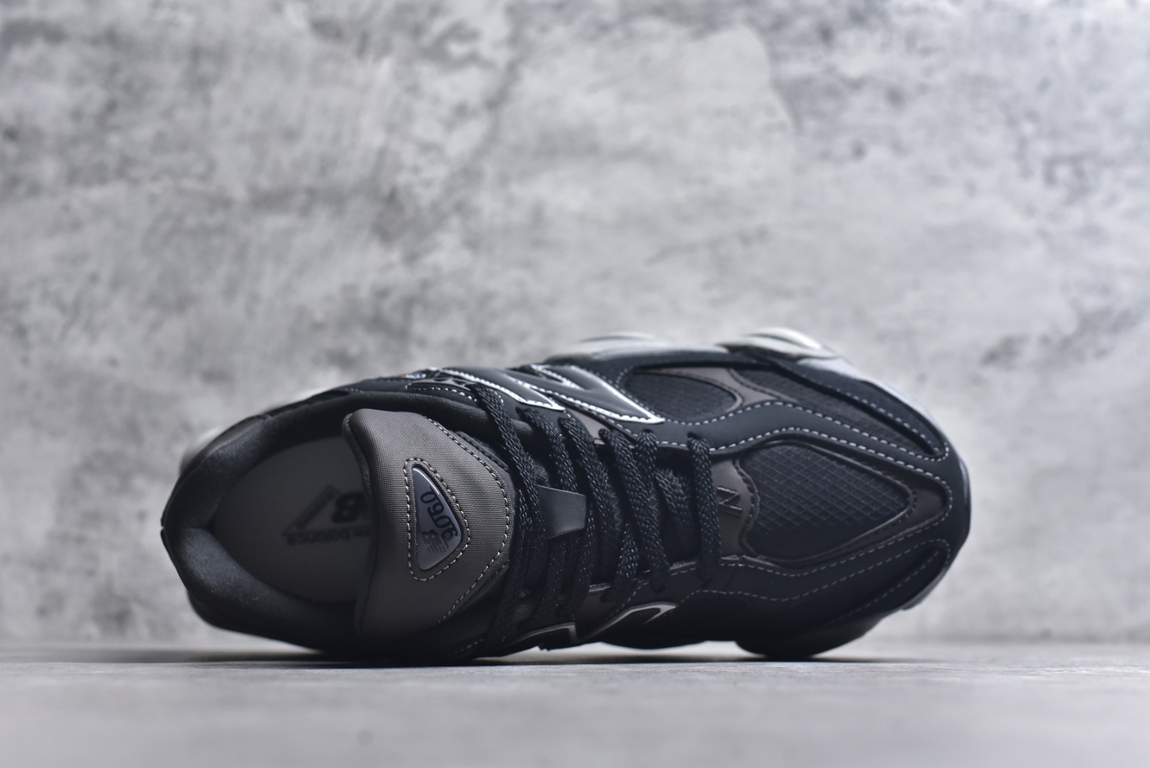 图片[4]-#New Balance NB9060系列 复古休闲运动慢跑鞋 U9060ORA #鞋款灵感源自设计师本人对夏日的怀日回忆。鞋面大身由空间双格及磨砂鞋面拼接而生，配以柔和、温暖的粉橘色调，夏日氛围拉满 #采用大面积网眼以及麂皮材质覆盖鞋身，还原经典气质。搭载ABZORB避震科技，由泡沫聚酯制成，上脚可以有效减少由鞋底反弹对身体及双腿的冲击力 尺码：36 37 37.5 38 38.5 39 40 40.5 41 42 42.5 43 44 45 46.5-选品中心