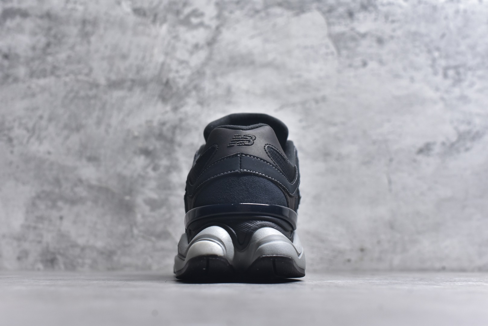 图片[5]-#New Balance NB9060系列 复古休闲运动慢跑鞋 U9060ORA #鞋款灵感源自设计师本人对夏日的怀日回忆。鞋面大身由空间双格及磨砂鞋面拼接而生，配以柔和、温暖的粉橘色调，夏日氛围拉满 #采用大面积网眼以及麂皮材质覆盖鞋身，还原经典气质。搭载ABZORB避震科技，由泡沫聚酯制成，上脚可以有效减少由鞋底反弹对身体及双腿的冲击力 尺码：36 37 37.5 38 38.5 39 40 40.5 41 42 42.5 43 44 45 46.5-选品中心