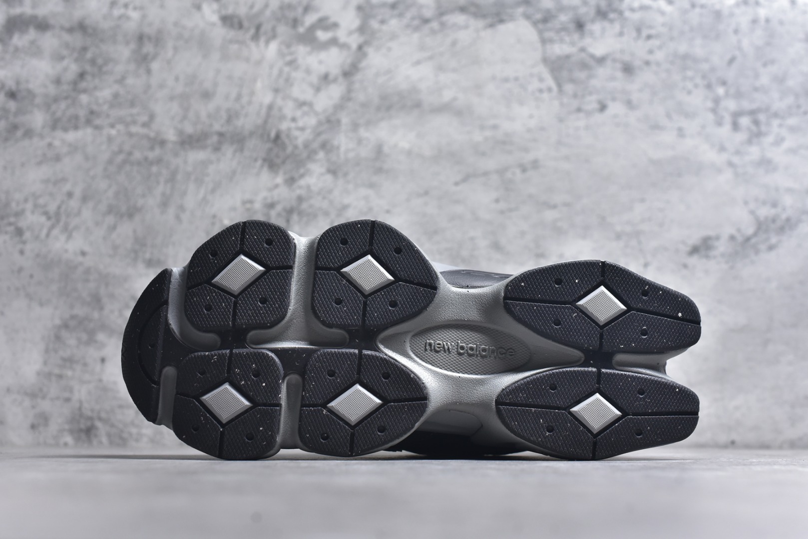 图片[6]-#New Balance NB9060系列 复古休闲运动慢跑鞋 U9060ORA #鞋款灵感源自设计师本人对夏日的怀日回忆。鞋面大身由空间双格及磨砂鞋面拼接而生，配以柔和、温暖的粉橘色调，夏日氛围拉满 #采用大面积网眼以及麂皮材质覆盖鞋身，还原经典气质。搭载ABZORB避震科技，由泡沫聚酯制成，上脚可以有效减少由鞋底反弹对身体及双腿的冲击力 尺码：36 37 37.5 38 38.5 39 40 40.5 41 42 42.5 43 44 45 46.5-选品中心