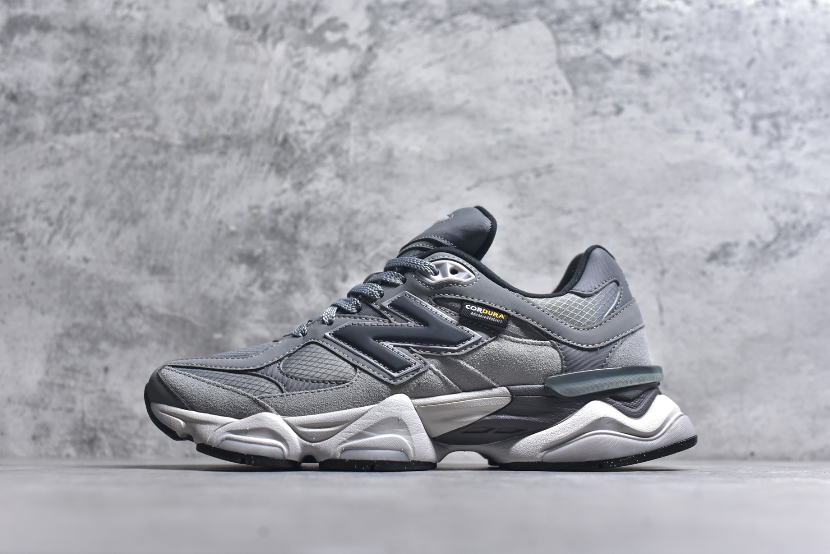 #New Balance NB9060系列 复古休闲运动慢跑鞋 U9060ORB #鞋款灵感源自设计师本人对夏日的怀日回忆。鞋面大身由空间双格及磨砂鞋面拼接而生，配以柔和、温暖的粉橘色调，夏日氛围拉满 #采用大面积网眼以及麂皮材质覆盖鞋身，还原经典气质。搭载ABZORB避震科技，由泡沫聚酯制成，上脚可以有效减少由鞋底反弹对身体及双腿的冲击力 尺码：36 37 37.5 38 38.5 39 40 40.5 41 42 42.5 43 44 45 46.5-选品中心