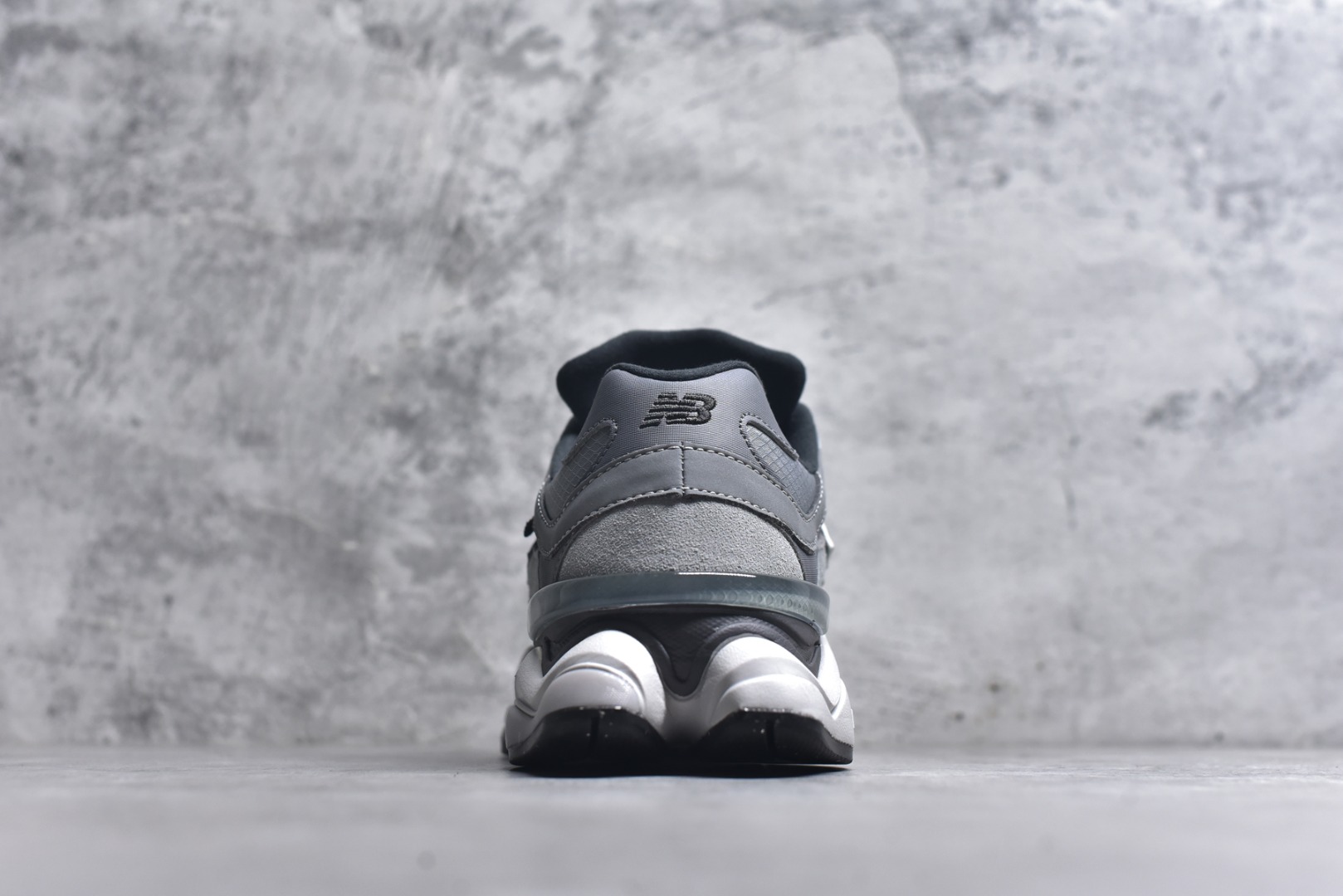 图片[5]-#New Balance NB9060系列 复古休闲运动慢跑鞋 U9060ORB #鞋款灵感源自设计师本人对夏日的怀日回忆。鞋面大身由空间双格及磨砂鞋面拼接而生，配以柔和、温暖的粉橘色调，夏日氛围拉满 #采用大面积网眼以及麂皮材质覆盖鞋身，还原经典气质。搭载ABZORB避震科技，由泡沫聚酯制成，上脚可以有效减少由鞋底反弹对身体及双腿的冲击力 尺码：36 37 37.5 38 38.5 39 40 40.5 41 42 42.5 43 44 45 46.5-选品中心