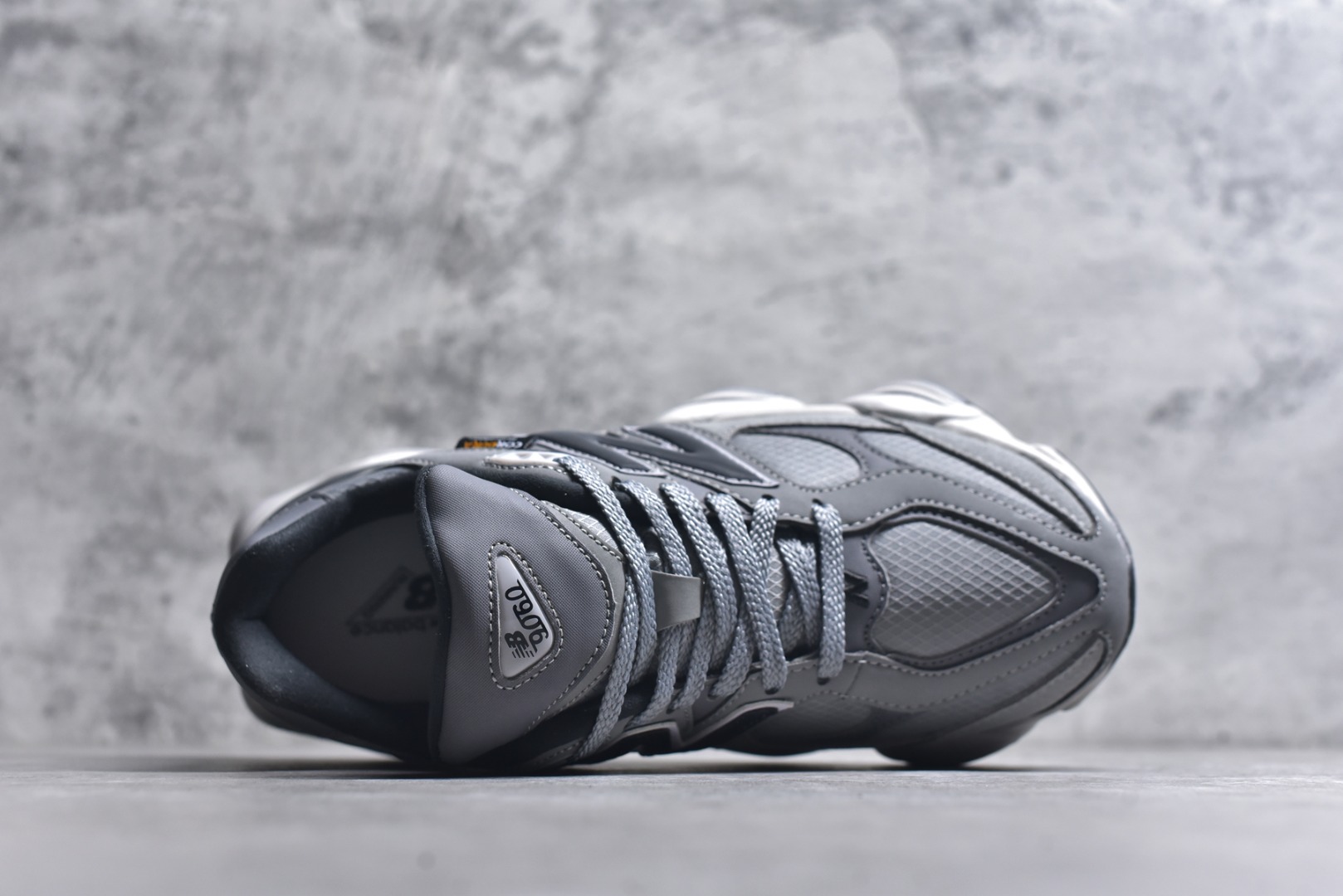 图片[4]-#New Balance NB9060系列 复古休闲运动慢跑鞋 U9060ORB #鞋款灵感源自设计师本人对夏日的怀日回忆。鞋面大身由空间双格及磨砂鞋面拼接而生，配以柔和、温暖的粉橘色调，夏日氛围拉满 #采用大面积网眼以及麂皮材质覆盖鞋身，还原经典气质。搭载ABZORB避震科技，由泡沫聚酯制成，上脚可以有效减少由鞋底反弹对身体及双腿的冲击力 尺码：36 37 37.5 38 38.5 39 40 40.5 41 42 42.5 43 44 45 46.5-选品中心