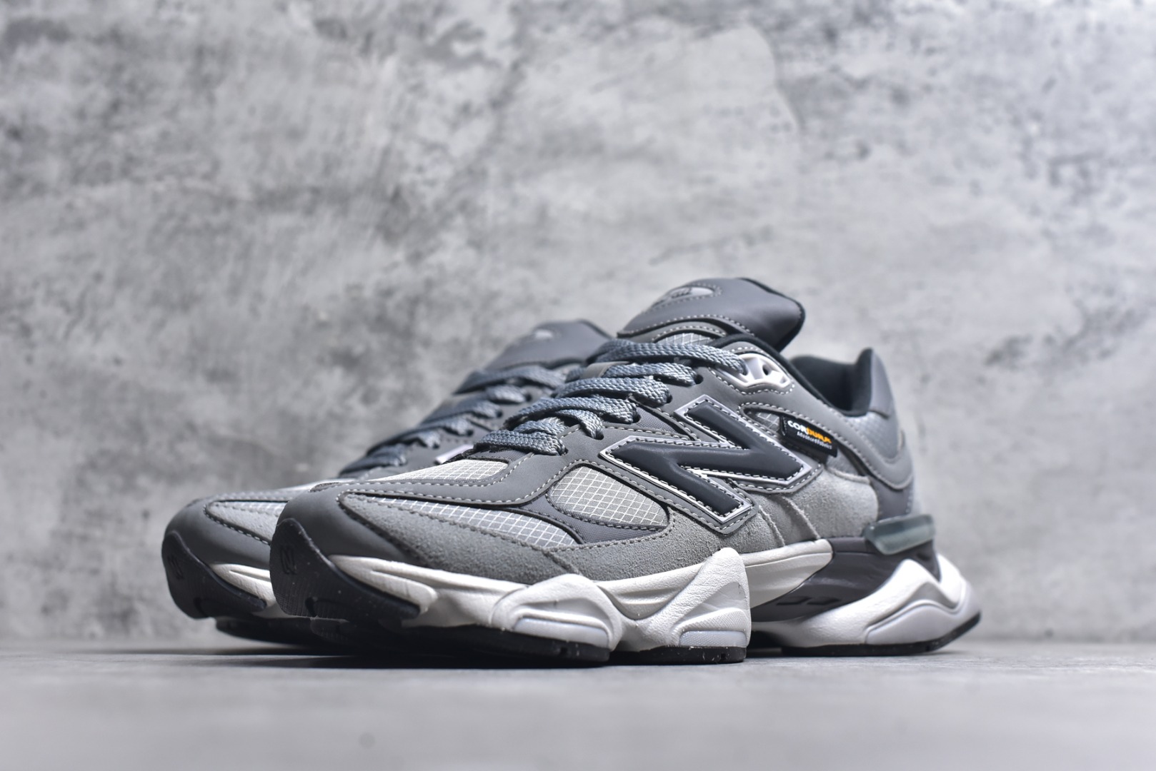 图片[2]-#New Balance NB9060系列 复古休闲运动慢跑鞋 U9060ORB #鞋款灵感源自设计师本人对夏日的怀日回忆。鞋面大身由空间双格及磨砂鞋面拼接而生，配以柔和、温暖的粉橘色调，夏日氛围拉满 #采用大面积网眼以及麂皮材质覆盖鞋身，还原经典气质。搭载ABZORB避震科技，由泡沫聚酯制成，上脚可以有效减少由鞋底反弹对身体及双腿的冲击力 尺码：36 37 37.5 38 38.5 39 40 40.5 41 42 42.5 43 44 45 46.5-选品中心