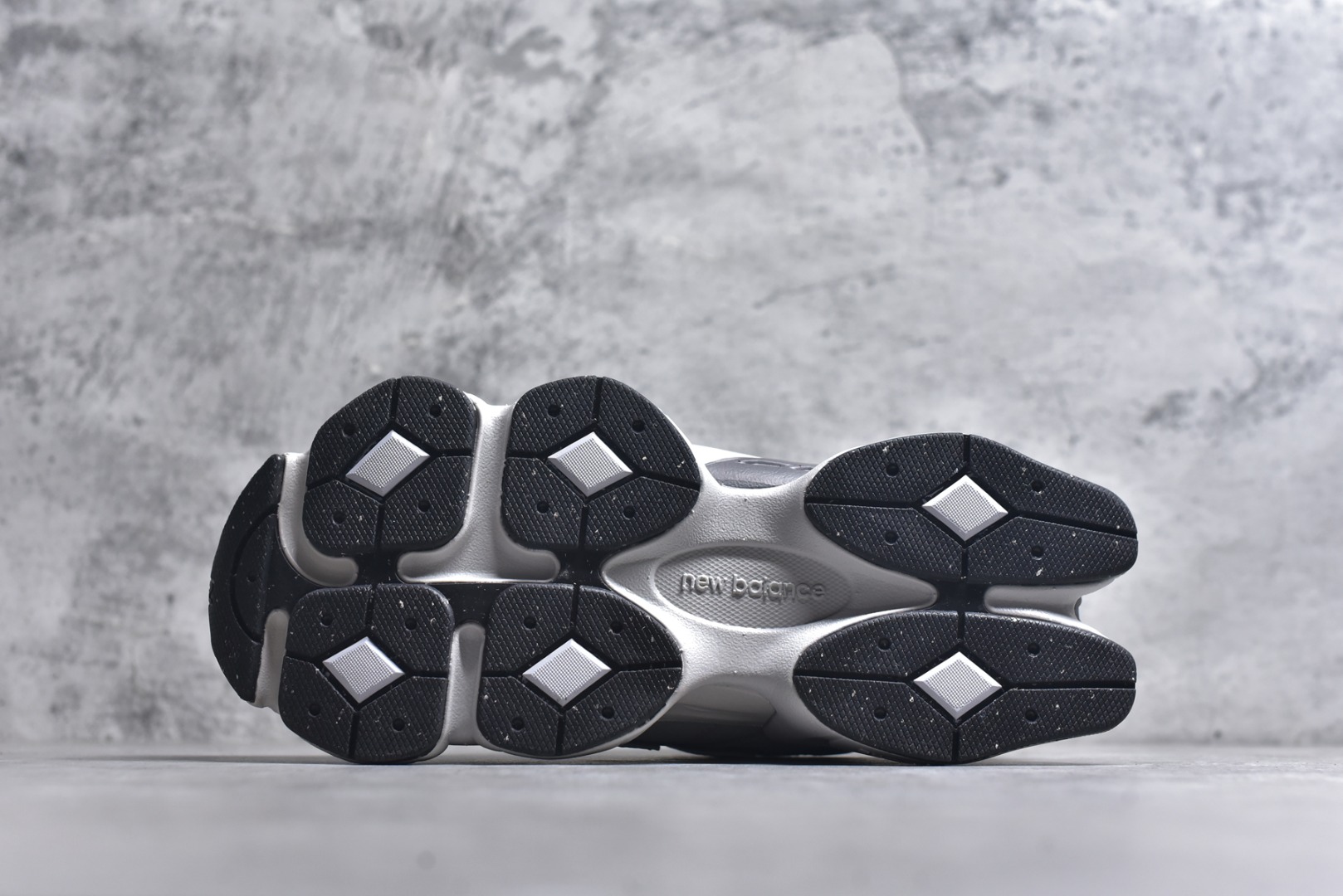 图片[6]-#New Balance NB9060系列 复古休闲运动慢跑鞋 U9060ORB #鞋款灵感源自设计师本人对夏日的怀日回忆。鞋面大身由空间双格及磨砂鞋面拼接而生，配以柔和、温暖的粉橘色调，夏日氛围拉满 #采用大面积网眼以及麂皮材质覆盖鞋身，还原经典气质。搭载ABZORB避震科技，由泡沫聚酯制成，上脚可以有效减少由鞋底反弹对身体及双腿的冲击力 尺码：36 37 37.5 38 38.5 39 40 40.5 41 42 42.5 43 44 45 46.5-选品中心