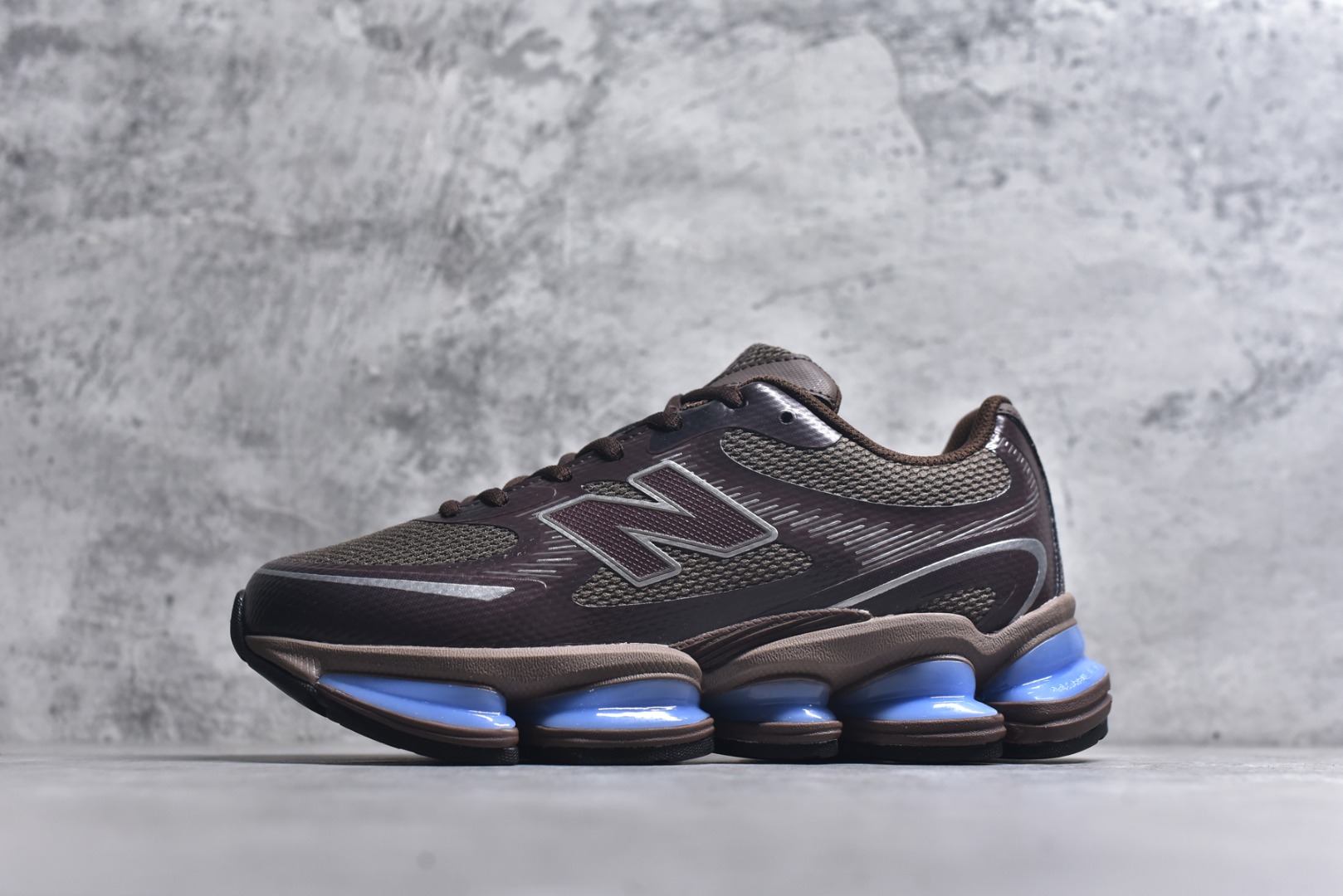 #New Balance 新百伦 NB2000 网面休闲鞋 U200076U NB官方重磅新品 一款融合复古设计与现代科技的跑鞋，以其经典的造型和舒适脚感，成为2025年复古潮流爱好的推荐单品。 极具视觉冲击力的5根ABZORB单元，以及无缝鞋面的设计，加上3M反光材质的装饰，比之前推出的9060系列更夸张，更具未来感。 尺码：36-46.5-选品中心