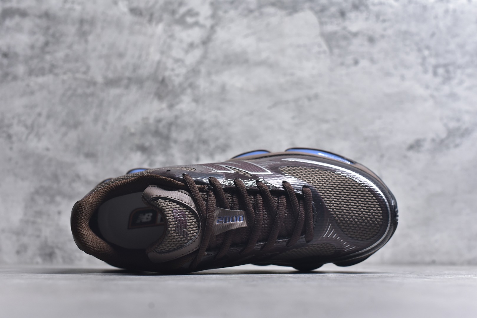 图片[4]-#New Balance 新百伦 NB2000 网面休闲鞋 U200076U NB官方重磅新品 一款融合复古设计与现代科技的跑鞋，以其经典的造型和舒适脚感，成为2025年复古潮流爱好的推荐单品。 极具视觉冲击力的5根ABZORB单元，以及无缝鞋面的设计，加上3M反光材质的装饰，比之前推出的9060系列更夸张，更具未来感。 尺码：36-46.5-选品中心