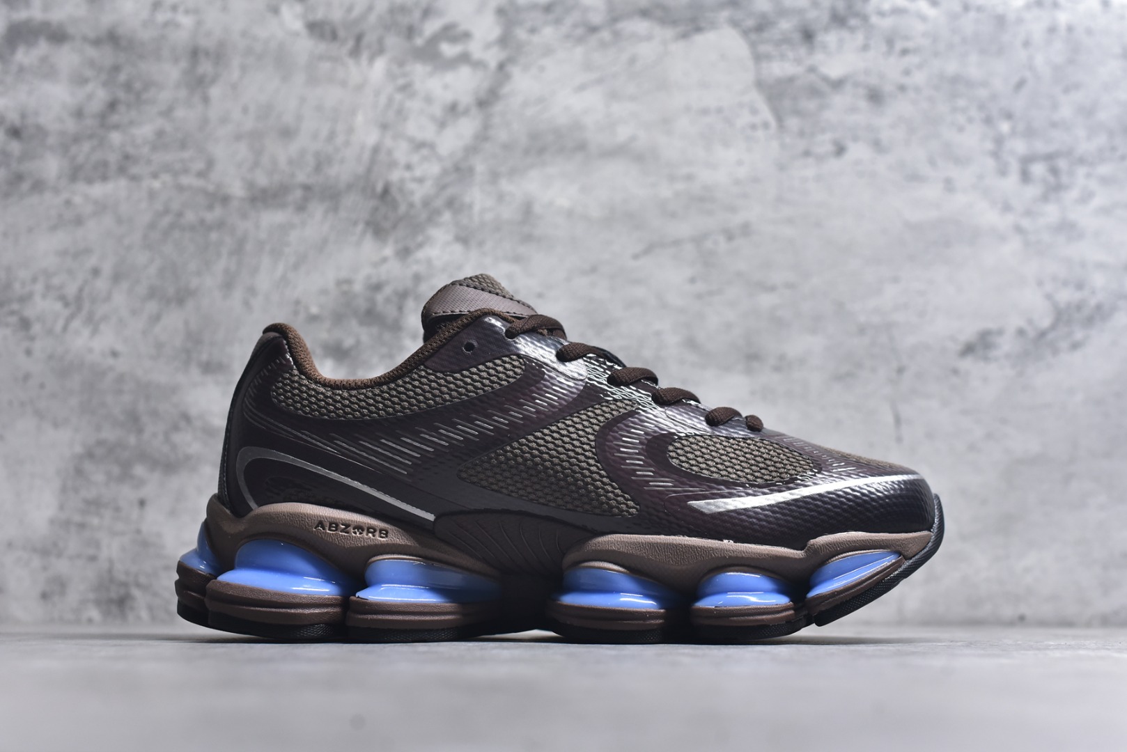 图片[3]-#New Balance 新百伦 NB2000 网面休闲鞋 U200076U NB官方重磅新品 一款融合复古设计与现代科技的跑鞋，以其经典的造型和舒适脚感，成为2025年复古潮流爱好的推荐单品。 极具视觉冲击力的5根ABZORB单元，以及无缝鞋面的设计，加上3M反光材质的装饰，比之前推出的9060系列更夸张，更具未来感。 尺码：36-46.5-选品中心