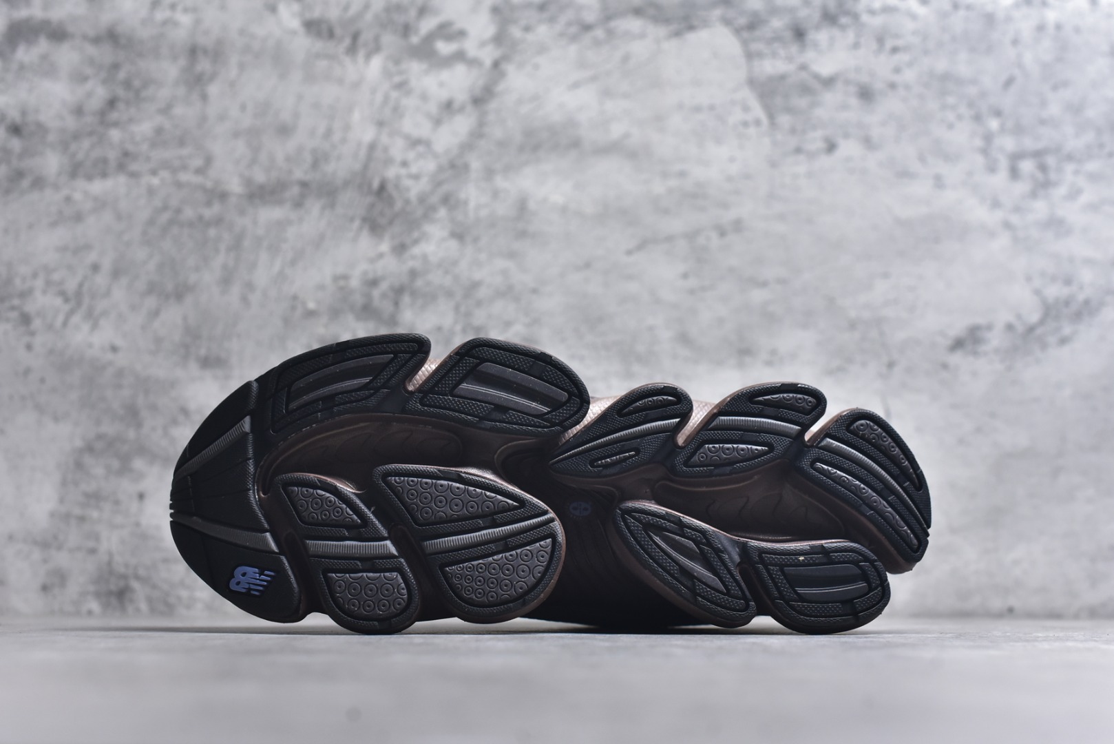 图片[6]-#New Balance 新百伦 NB2000 网面休闲鞋 U200076U NB官方重磅新品 一款融合复古设计与现代科技的跑鞋，以其经典的造型和舒适脚感，成为2025年复古潮流爱好的推荐单品。 极具视觉冲击力的5根ABZORB单元，以及无缝鞋面的设计，加上3M反光材质的装饰，比之前推出的9060系列更夸张，更具未来感。 尺码：36-46.5-选品中心