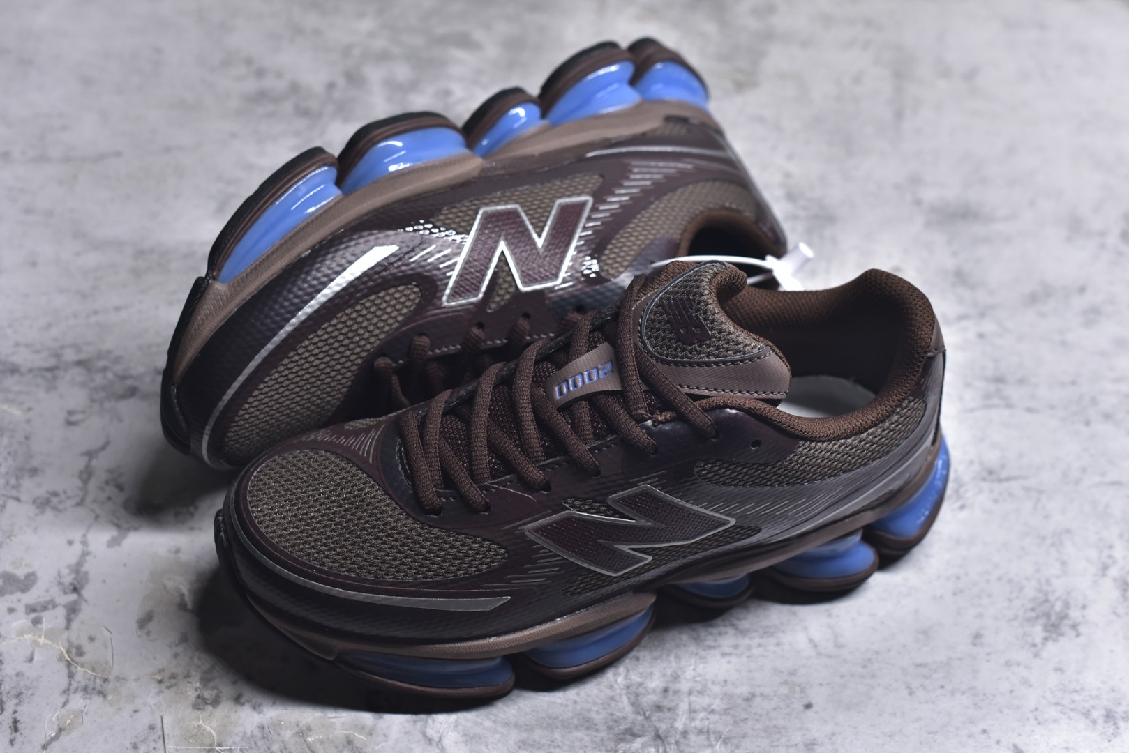 图片[7]-#New Balance 新百伦 NB2000 网面休闲鞋 U200076U NB官方重磅新品 一款融合复古设计与现代科技的跑鞋，以其经典的造型和舒适脚感，成为2025年复古潮流爱好的推荐单品。 极具视觉冲击力的5根ABZORB单元，以及无缝鞋面的设计，加上3M反光材质的装饰，比之前推出的9060系列更夸张，更具未来感。 尺码：36-46.5-选品中心