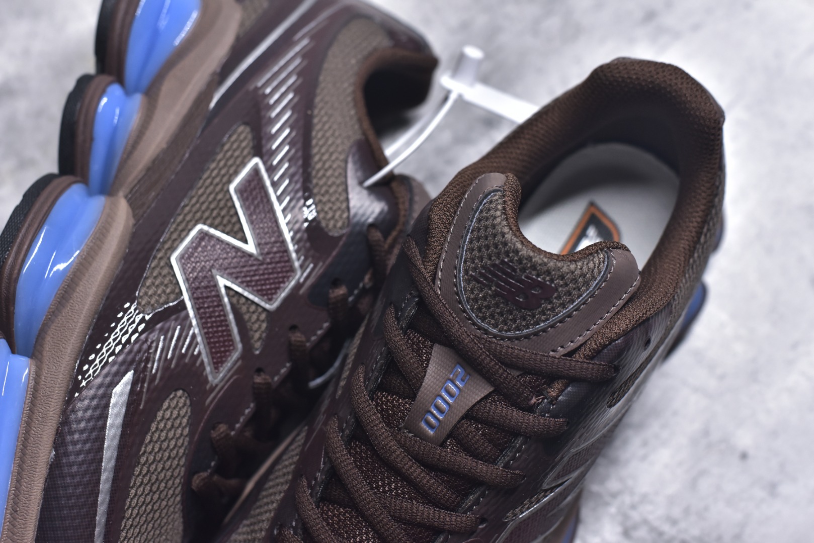 图片[9]-#New Balance 新百伦 NB2000 网面休闲鞋 U200076U NB官方重磅新品 一款融合复古设计与现代科技的跑鞋，以其经典的造型和舒适脚感，成为2025年复古潮流爱好的推荐单品。 极具视觉冲击力的5根ABZORB单元，以及无缝鞋面的设计，加上3M反光材质的装饰，比之前推出的9060系列更夸张，更具未来感。 尺码：36-46.5-选品中心