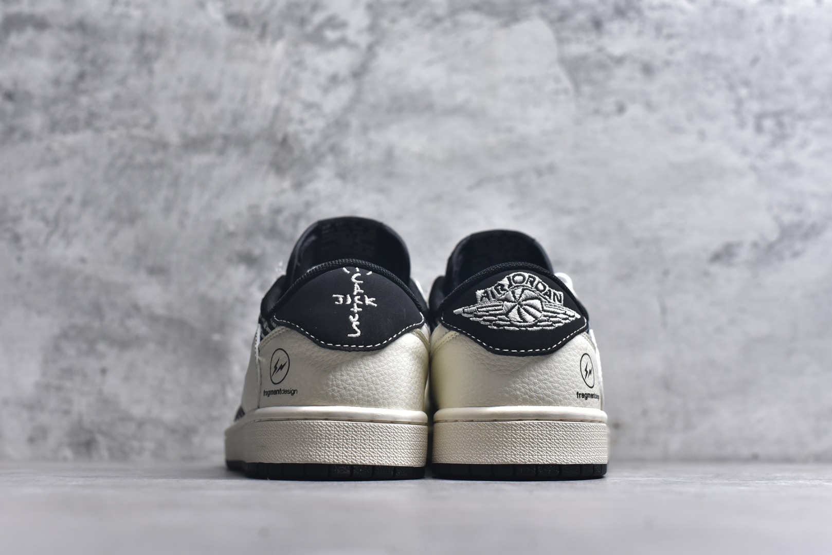 图片[5]-#海外爆款限量发售！高端定制 Travis Scott x Fragment Design x Jordan Air Jordan 1 Low OG SP “闪电联名——米白黑” 高端定制 倒钩三方联名低帮篮球鞋 #定制鞋盒 大厂纯原品质出货 超高清洁度 皮料切割干净无任何毛边 细节完美 货号：XD0798-311 尺码：36 36.5 37.5 38 38.5 39 40 40.5 41 42 42.5 43 44 44.5 45-选品中心