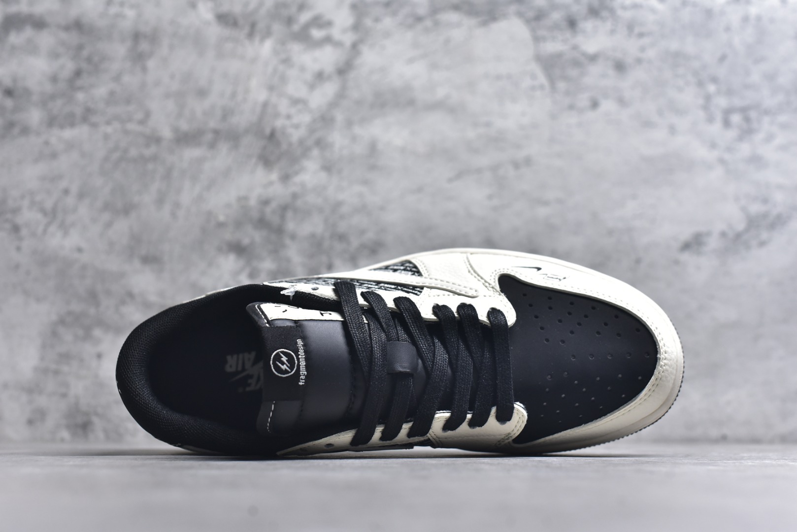 图片[4]-#海外爆款限量发售！高端定制 Travis Scott x Fragment Design x Jordan Air Jordan 1 Low OG SP “闪电联名——米白黑” 高端定制 倒钩三方联名低帮篮球鞋 #定制鞋盒 大厂纯原品质出货 超高清洁度 皮料切割干净无任何毛边 细节完美 货号：XD0798-311 尺码：36 36.5 37.5 38 38.5 39 40 40.5 41 42 42.5 43 44 44.5 45-选品中心