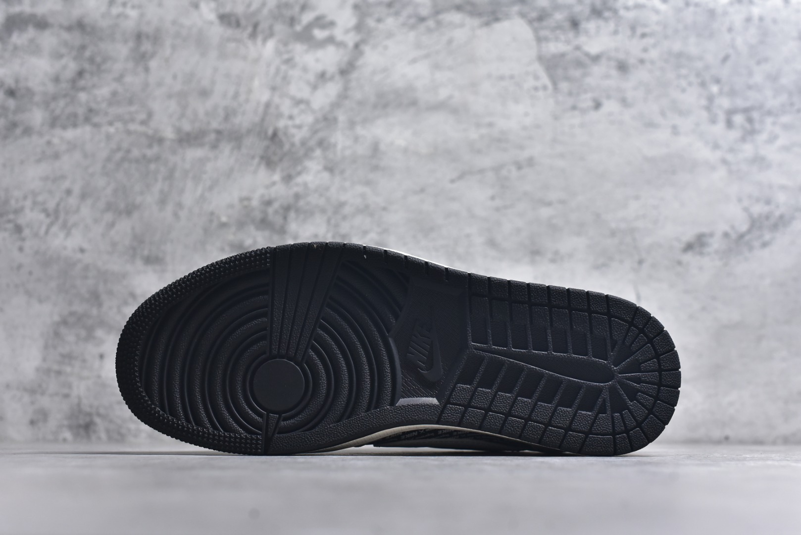 图片[6]-#海外爆款限量发售！高端定制 Travis Scott x Fragment Design x Jordan Air Jordan 1 Low OG SP “闪电联名——米白黑” 高端定制 倒钩三方联名低帮篮球鞋 #定制鞋盒 大厂纯原品质出货 超高清洁度 皮料切割干净无任何毛边 细节完美 货号：XD0798-311 尺码：36 36.5 37.5 38 38.5 39 40 40.5 41 42 42.5 43 44 44.5 45-选品中心