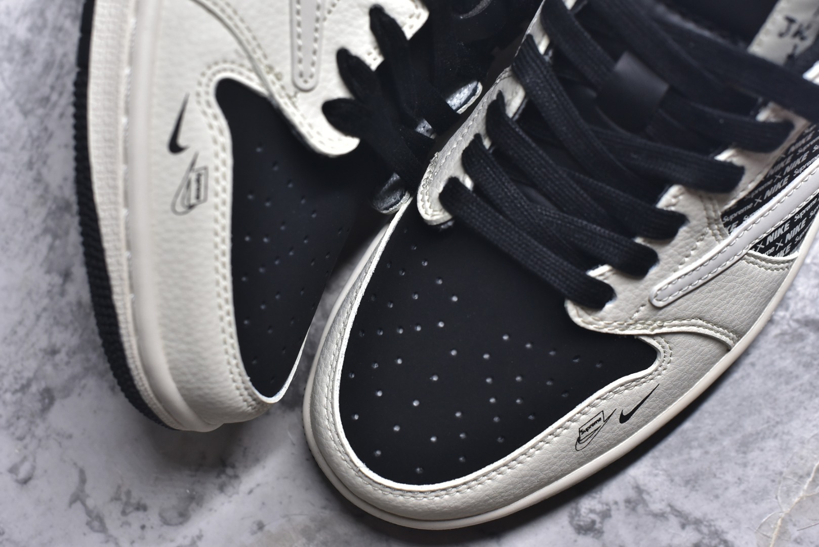 图片[8]-#海外爆款限量发售！高端定制 Travis Scott x Fragment Design x Jordan Air Jordan 1 Low OG SP “闪电联名——米白黑” 高端定制 倒钩三方联名低帮篮球鞋 #定制鞋盒 大厂纯原品质出货 超高清洁度 皮料切割干净无任何毛边 细节完美 货号：XD0798-311 尺码：36 36.5 37.5 38 38.5 39 40 40.5 41 42 42.5 43 44 44.5 45-选品中心