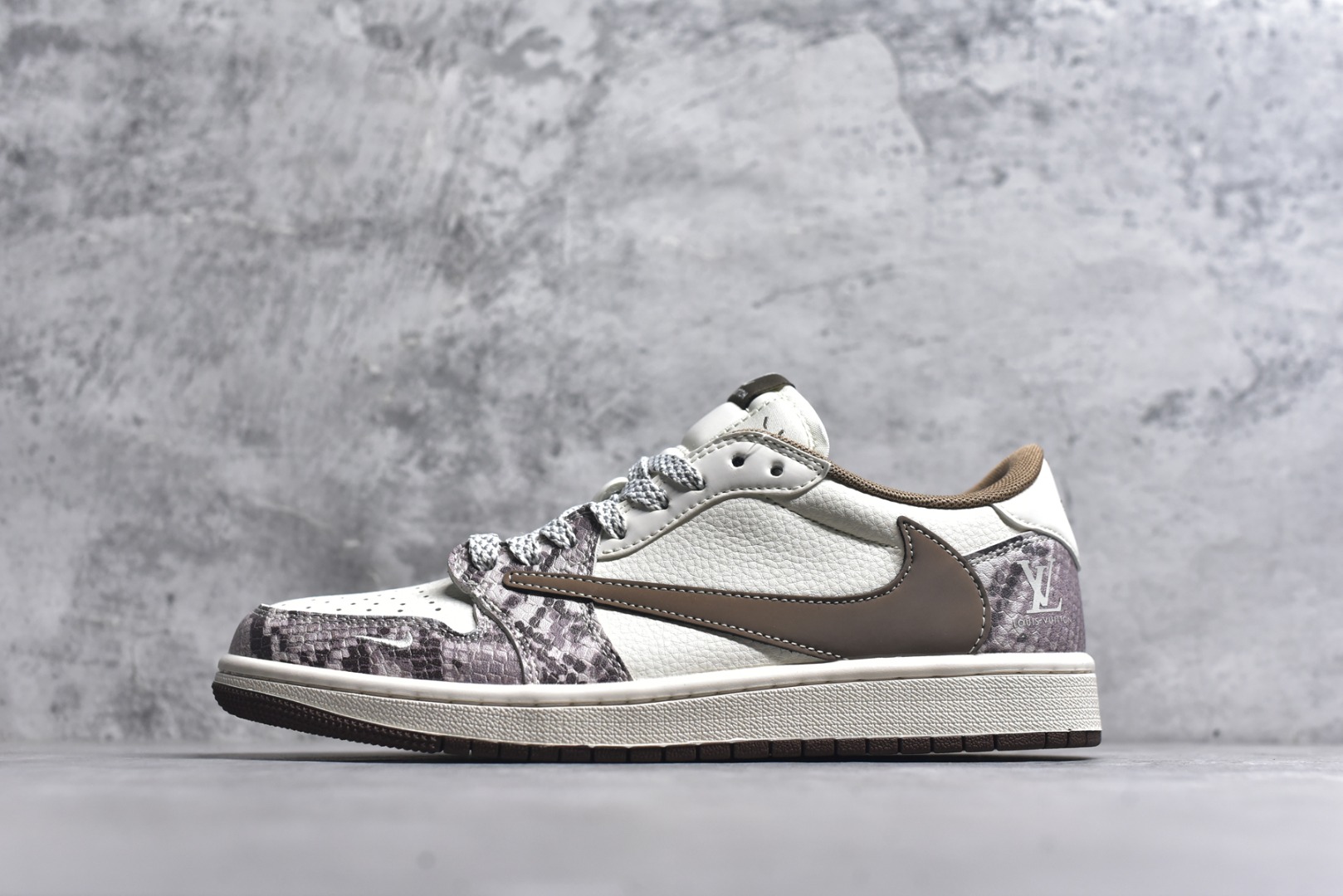 #海外爆款限量发售！Travis Scott x Fragment Design x Jordan Air Jordan 1 Low OG SP “LV联名——棕蟒纹” 多方联名合作融合了Travi翻毛蓝勾s Scott 独特的音乐风格，藤原浩个性的设计风格以及Jordan品牌的经典元素 使其成为一双具有独特身份和价值的鞋子 清新而立体的外观加上联名标识更突出了其独特身份 这种配色方案显示出活力和时尚感 在视觉上引人注目 鞋身的质感和细腻的细节处理使其显得高端而格调十足 这款“倒钩”联名是设计与创意完美结合 融合多方的个性风格是一款备受瞩目的潮流鞋款 低帮休闲板鞋 定制鞋盒 大厂纯原品质出货 超高清洁度 皮料切割干净无任何毛边 细节完美 货号：XS7089-618 尺码：36 36.5 37.5 38 38.5 39 40 40.5 41 42 42.5 43 44 44.5 45-选品中心