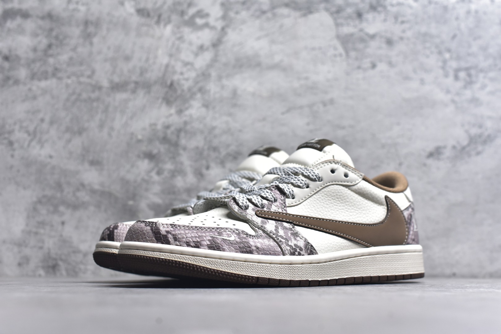图片[2]-#海外爆款限量发售！Travis Scott x Fragment Design x Jordan Air Jordan 1 Low OG SP “LV联名——棕蟒纹” 多方联名合作融合了Travi翻毛蓝勾s Scott 独特的音乐风格，藤原浩个性的设计风格以及Jordan品牌的经典元素 使其成为一双具有独特身份和价值的鞋子 清新而立体的外观加上联名标识更突出了其独特身份 这种配色方案显示出活力和时尚感 在视觉上引人注目 鞋身的质感和细腻的细节处理使其显得高端而格调十足 这款“倒钩”联名是设计与创意完美结合 融合多方的个性风格是一款备受瞩目的潮流鞋款 低帮休闲板鞋 定制鞋盒 大厂纯原品质出货 超高清洁度 皮料切割干净无任何毛边 细节完美 货号：XS7089-618 尺码：36 36.5 37.5 38 38.5 39 40 40.5 41 42 42.5 43 44 44.5 45-选品中心