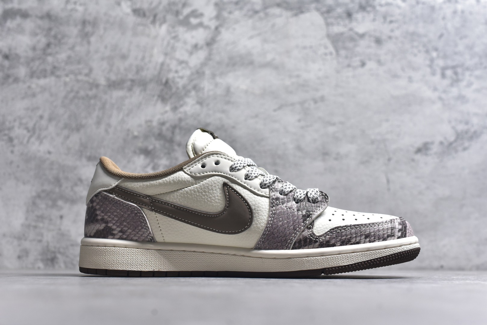 图片[3]-#海外爆款限量发售！Travis Scott x Fragment Design x Jordan Air Jordan 1 Low OG SP “LV联名——棕蟒纹” 多方联名合作融合了Travi翻毛蓝勾s Scott 独特的音乐风格，藤原浩个性的设计风格以及Jordan品牌的经典元素 使其成为一双具有独特身份和价值的鞋子 清新而立体的外观加上联名标识更突出了其独特身份 这种配色方案显示出活力和时尚感 在视觉上引人注目 鞋身的质感和细腻的细节处理使其显得高端而格调十足 这款“倒钩”联名是设计与创意完美结合 融合多方的个性风格是一款备受瞩目的潮流鞋款 低帮休闲板鞋 定制鞋盒 大厂纯原品质出货 超高清洁度 皮料切割干净无任何毛边 细节完美 货号：XS7089-618 尺码：36 36.5 37.5 38 38.5 39 40 40.5 41 42 42.5 43 44 44.5 45-选品中心