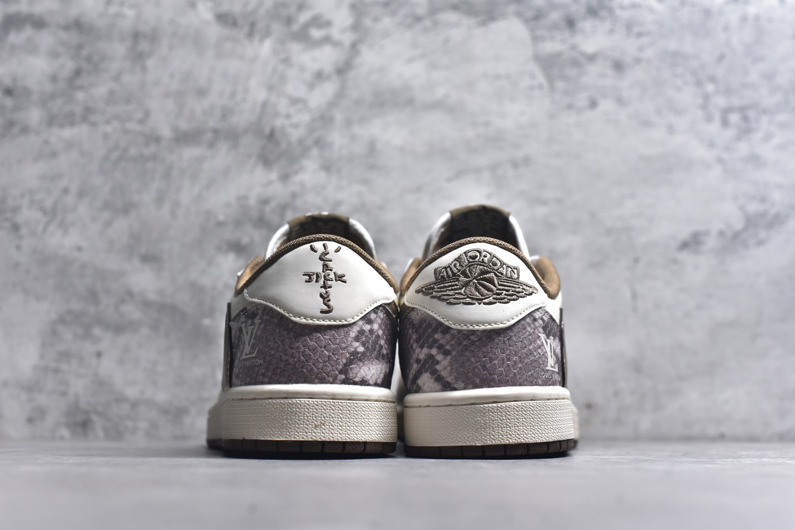 图片[5]-#海外爆款限量发售！Travis Scott x Fragment Design x Jordan Air Jordan 1 Low OG SP “LV联名——棕蟒纹” 多方联名合作融合了Travi翻毛蓝勾s Scott 独特的音乐风格，藤原浩个性的设计风格以及Jordan品牌的经典元素 使其成为一双具有独特身份和价值的鞋子 清新而立体的外观加上联名标识更突出了其独特身份 这种配色方案显示出活力和时尚感 在视觉上引人注目 鞋身的质感和细腻的细节处理使其显得高端而格调十足 这款“倒钩”联名是设计与创意完美结合 融合多方的个性风格是一款备受瞩目的潮流鞋款 低帮休闲板鞋 定制鞋盒 大厂纯原品质出货 超高清洁度 皮料切割干净无任何毛边 细节完美 货号：XS7089-618 尺码：36 36.5 37.5 38 38.5 39 40 40.5 41 42 42.5 43 44 44.5 45-选品中心