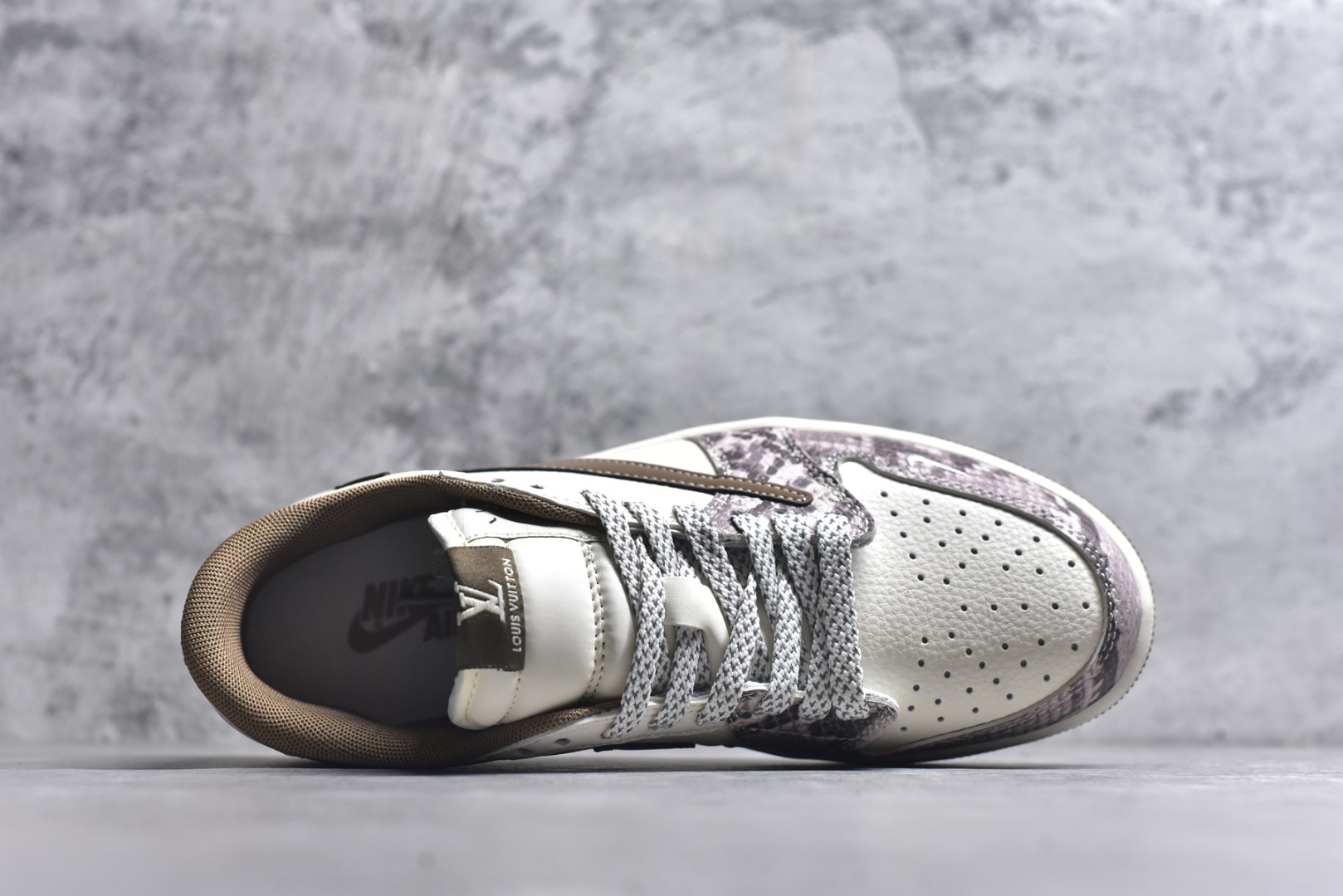 图片[4]-#海外爆款限量发售！Travis Scott x Fragment Design x Jordan Air Jordan 1 Low OG SP “LV联名——棕蟒纹” 多方联名合作融合了Travi翻毛蓝勾s Scott 独特的音乐风格，藤原浩个性的设计风格以及Jordan品牌的经典元素 使其成为一双具有独特身份和价值的鞋子 清新而立体的外观加上联名标识更突出了其独特身份 这种配色方案显示出活力和时尚感 在视觉上引人注目 鞋身的质感和细腻的细节处理使其显得高端而格调十足 这款“倒钩”联名是设计与创意完美结合 融合多方的个性风格是一款备受瞩目的潮流鞋款 低帮休闲板鞋 定制鞋盒 大厂纯原品质出货 超高清洁度 皮料切割干净无任何毛边 细节完美 货号：XS7089-618 尺码：36 36.5 37.5 38 38.5 39 40 40.5 41 42 42.5 43 44 44.5 45-选品中心