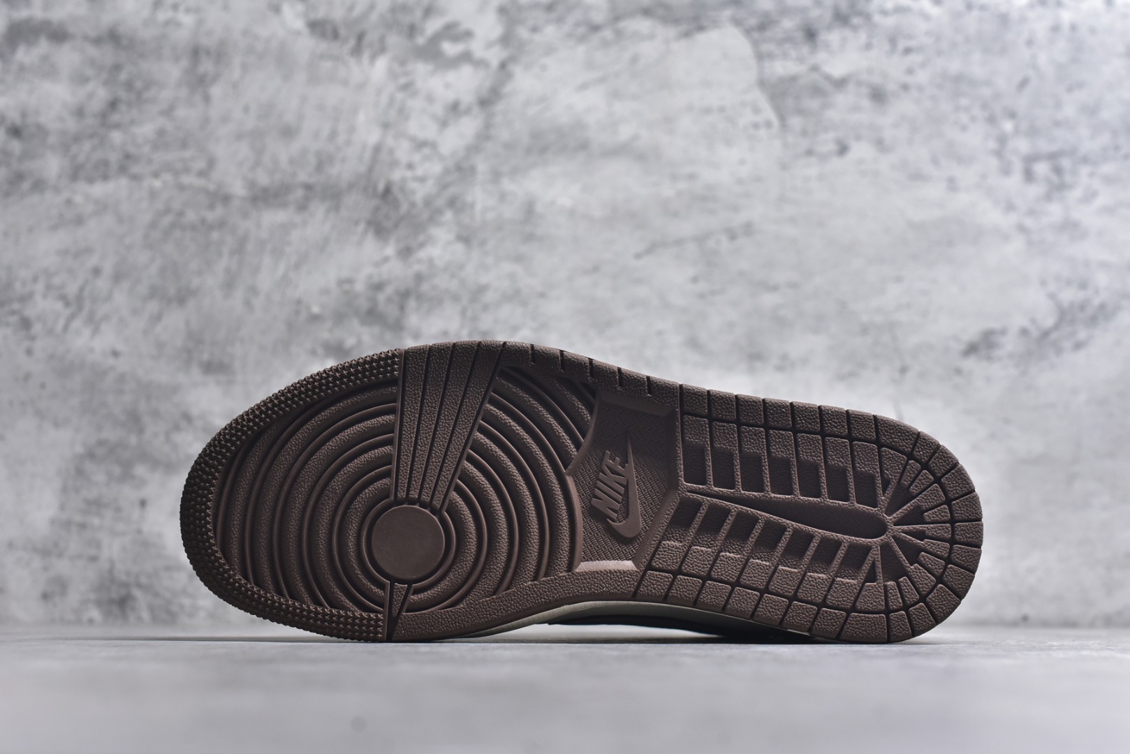 图片[6]-#海外爆款限量发售！Travis Scott x Fragment Design x Jordan Air Jordan 1 Low OG SP “LV联名——棕蟒纹” 多方联名合作融合了Travi翻毛蓝勾s Scott 独特的音乐风格，藤原浩个性的设计风格以及Jordan品牌的经典元素 使其成为一双具有独特身份和价值的鞋子 清新而立体的外观加上联名标识更突出了其独特身份 这种配色方案显示出活力和时尚感 在视觉上引人注目 鞋身的质感和细腻的细节处理使其显得高端而格调十足 这款“倒钩”联名是设计与创意完美结合 融合多方的个性风格是一款备受瞩目的潮流鞋款 低帮休闲板鞋 定制鞋盒 大厂纯原品质出货 超高清洁度 皮料切割干净无任何毛边 细节完美 货号：XS7089-618 尺码：36 36.5 37.5 38 38.5 39 40 40.5 41 42 42.5 43 44 44.5 45-选品中心