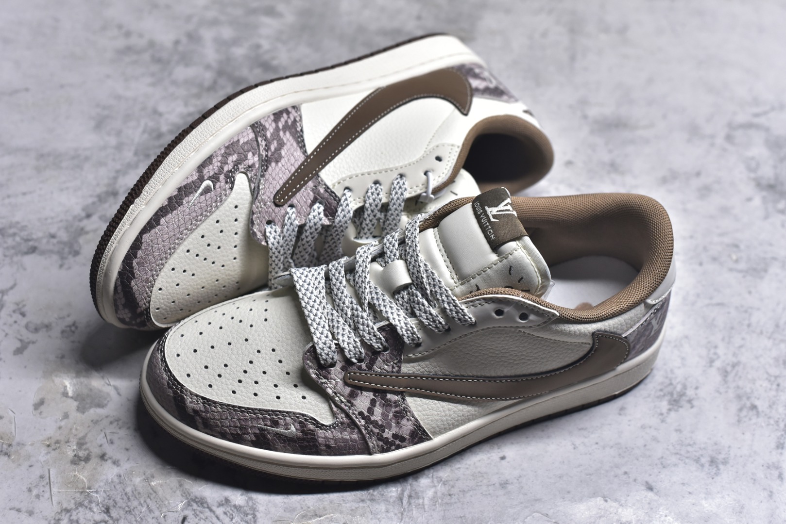 图片[7]-#海外爆款限量发售！Travis Scott x Fragment Design x Jordan Air Jordan 1 Low OG SP “LV联名——棕蟒纹” 多方联名合作融合了Travi翻毛蓝勾s Scott 独特的音乐风格，藤原浩个性的设计风格以及Jordan品牌的经典元素 使其成为一双具有独特身份和价值的鞋子 清新而立体的外观加上联名标识更突出了其独特身份 这种配色方案显示出活力和时尚感 在视觉上引人注目 鞋身的质感和细腻的细节处理使其显得高端而格调十足 这款“倒钩”联名是设计与创意完美结合 融合多方的个性风格是一款备受瞩目的潮流鞋款 低帮休闲板鞋 定制鞋盒 大厂纯原品质出货 超高清洁度 皮料切割干净无任何毛边 细节完美 货号：XS7089-618 尺码：36 36.5 37.5 38 38.5 39 40 40.5 41 42 42.5 43 44 44.5 45-选品中心