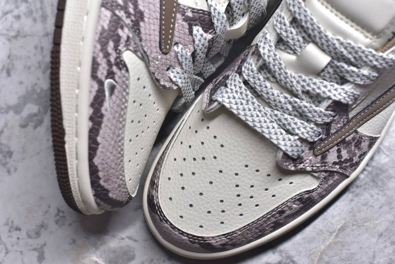 图片[8]-#海外爆款限量发售！Travis Scott x Fragment Design x Jordan Air Jordan 1 Low OG SP “LV联名——棕蟒纹” 多方联名合作融合了Travi翻毛蓝勾s Scott 独特的音乐风格，藤原浩个性的设计风格以及Jordan品牌的经典元素 使其成为一双具有独特身份和价值的鞋子 清新而立体的外观加上联名标识更突出了其独特身份 这种配色方案显示出活力和时尚感 在视觉上引人注目 鞋身的质感和细腻的细节处理使其显得高端而格调十足 这款“倒钩”联名是设计与创意完美结合 融合多方的个性风格是一款备受瞩目的潮流鞋款 低帮休闲板鞋 定制鞋盒 大厂纯原品质出货 超高清洁度 皮料切割干净无任何毛边 细节完美 货号：XS7089-618 尺码：36 36.5 37.5 38 38.5 39 40 40.5 41 42 42.5 43 44 44.5 45-选品中心